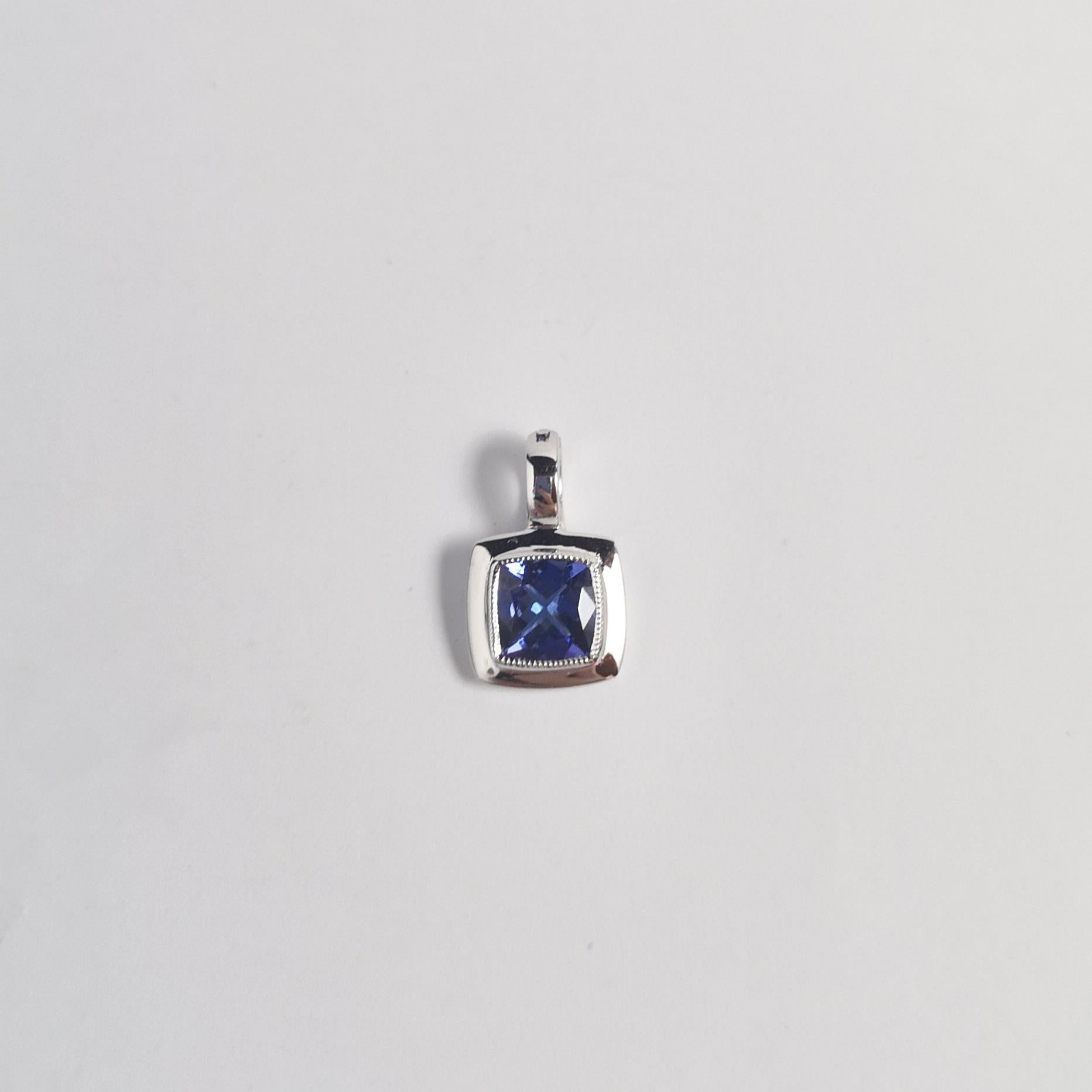 Ciondolo di tanzanite con montatura in oro bianco 18 carati in vendita 4