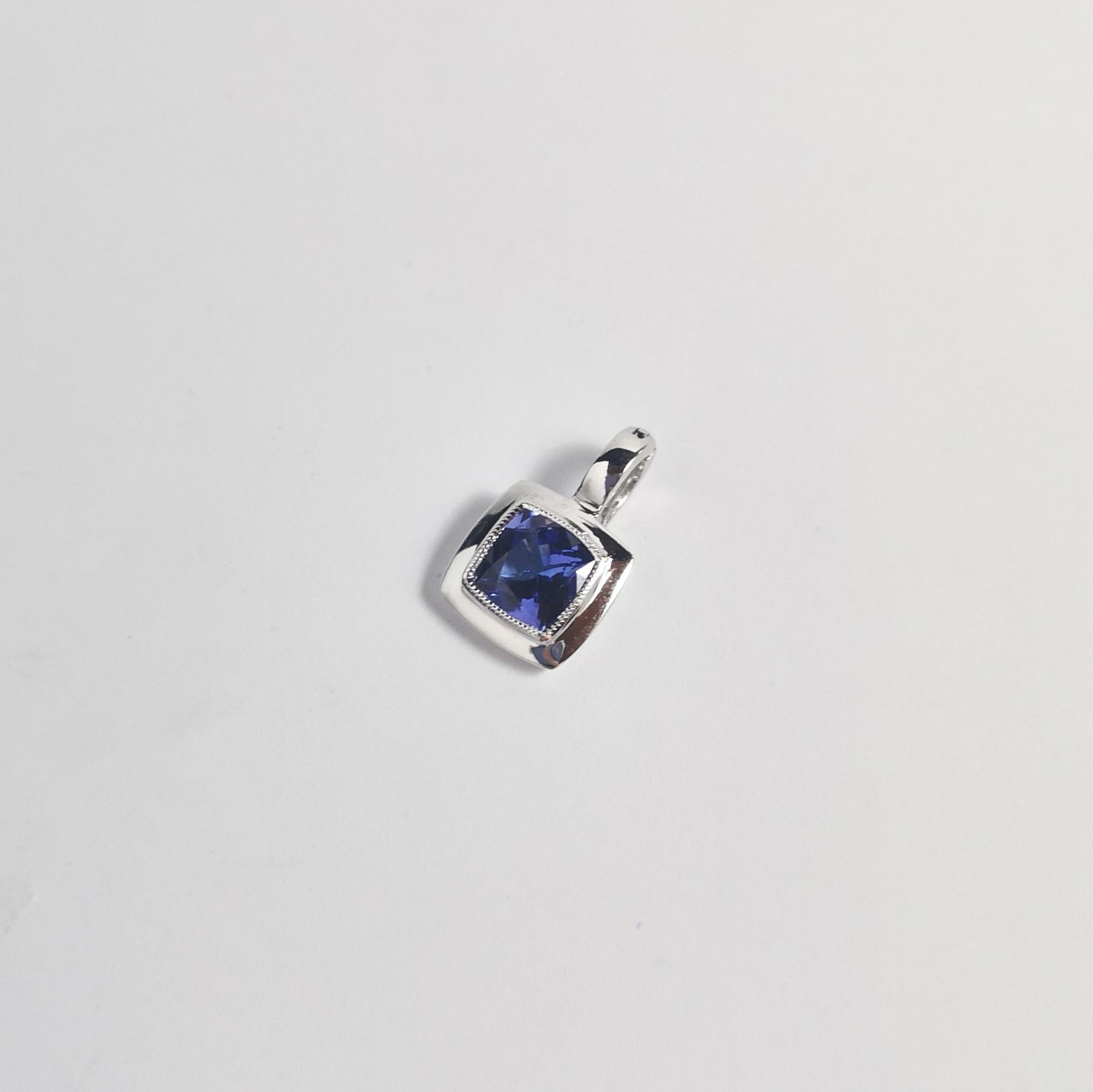 Ciondolo di tanzanite con montatura in oro bianco 18 carati in vendita 5