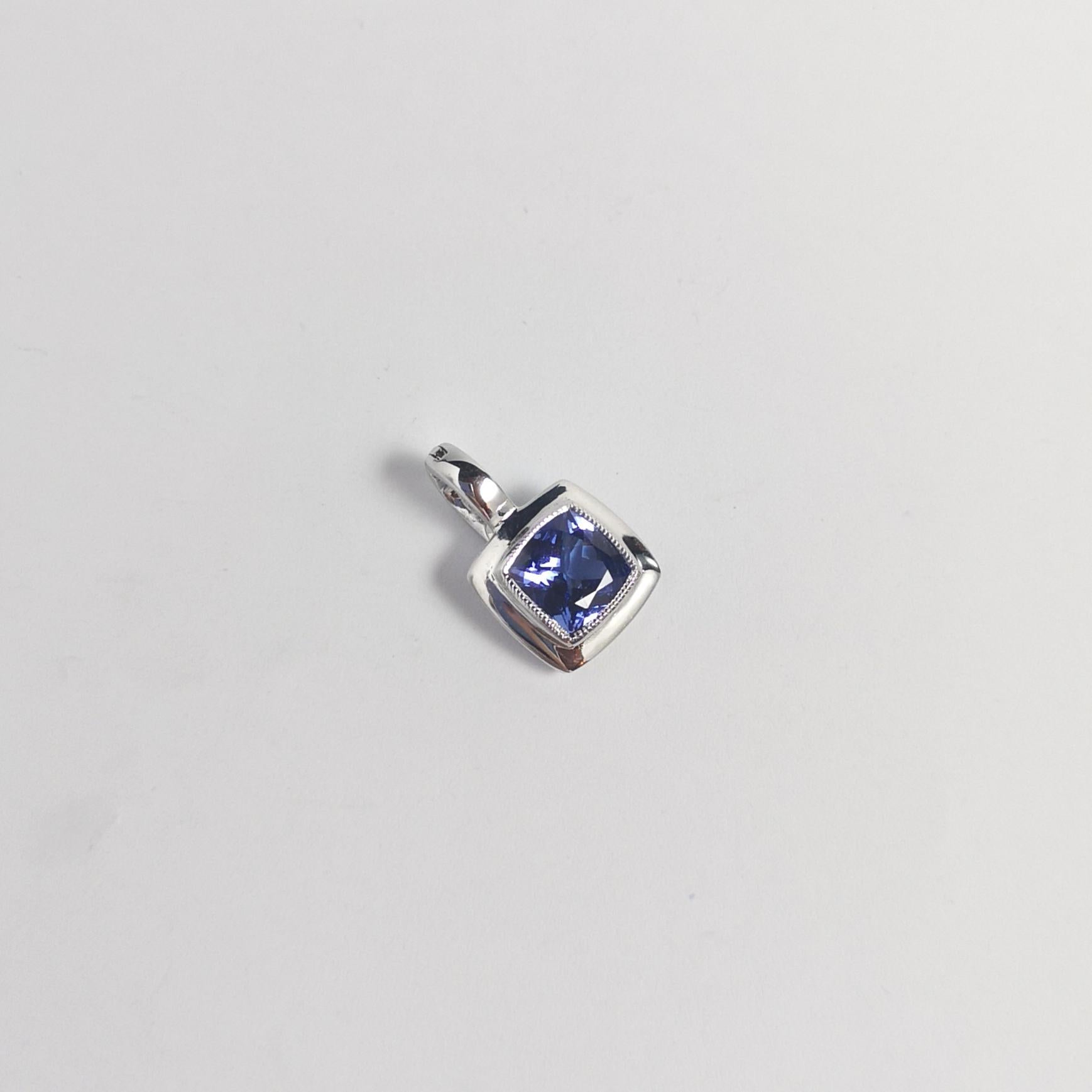 Ciondolo di tanzanite con montatura in oro bianco 18 carati in vendita 6