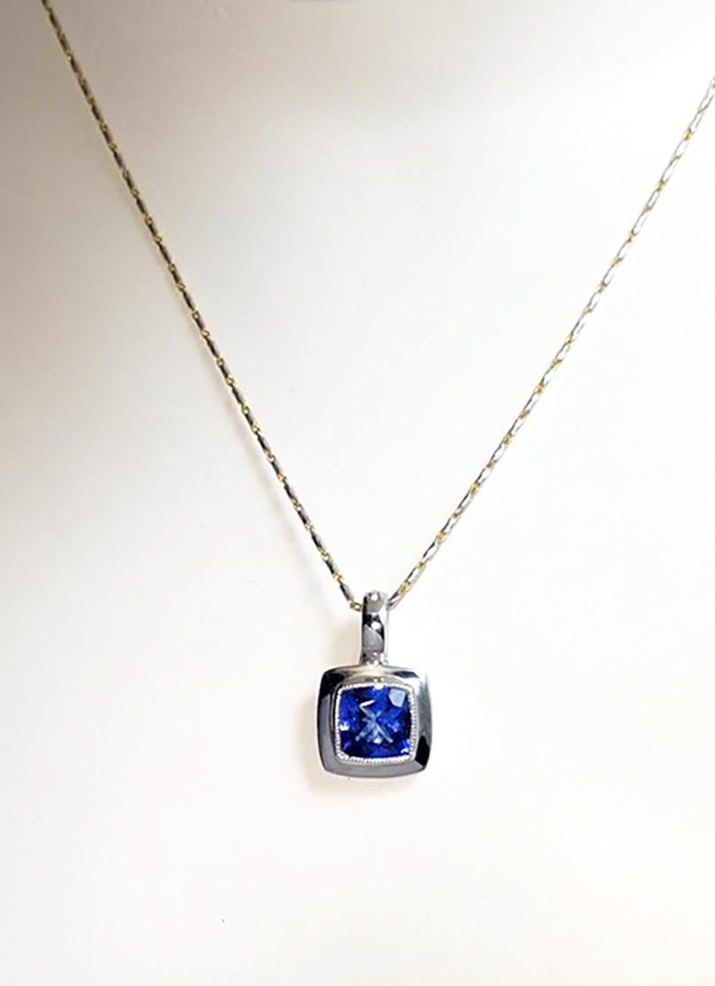 Ciondolo di tanzanite da 1,47 carati con montatura in oro bianco 18 carati
(catena non inclusa)

Larghezza: 1,1 cm 
Lunghezza: 1.8 cm
Peso totale: 3.0 grammi

