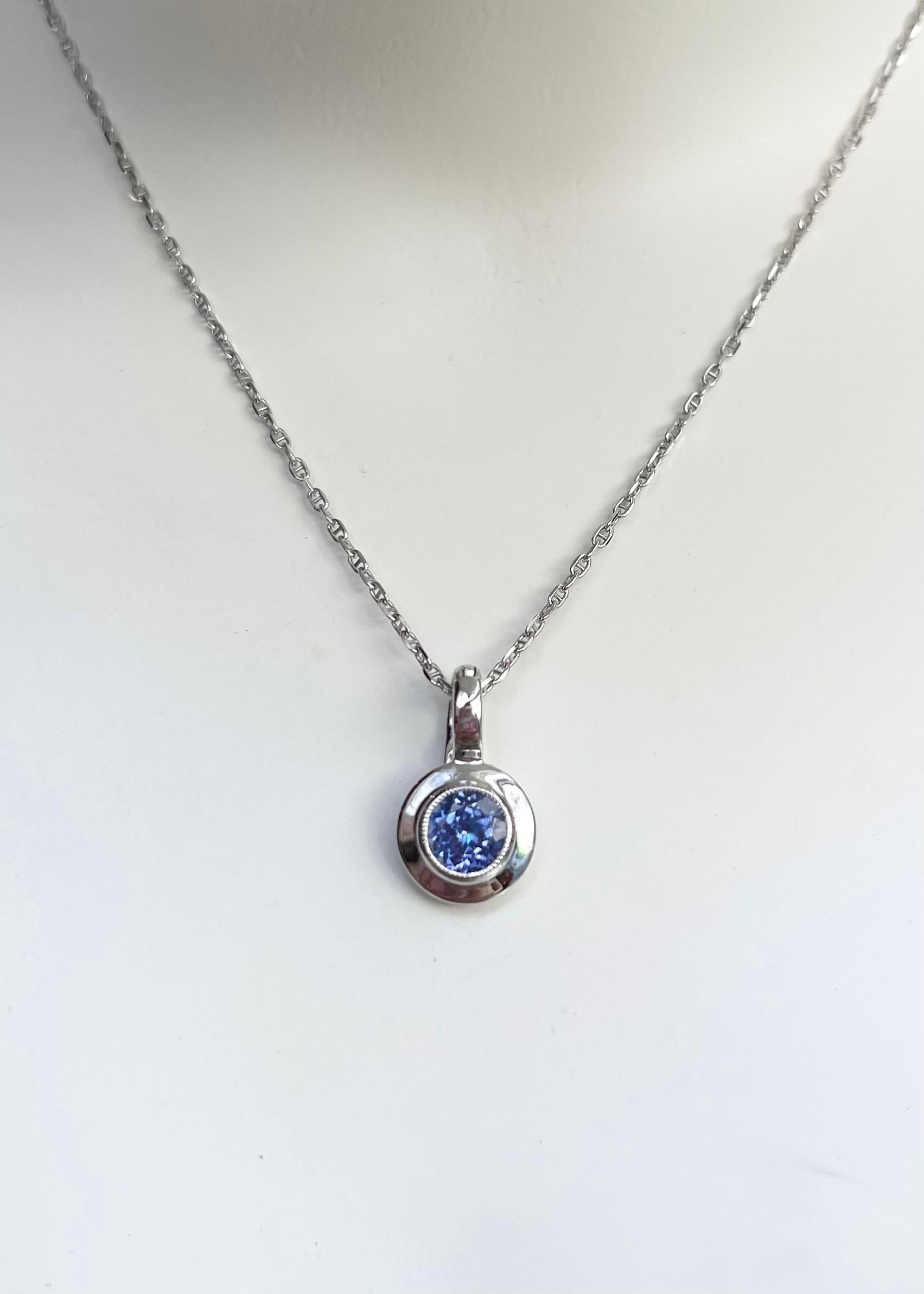 Ciondolo di tanzanite da 1,06 carati con montatura in oro bianco 18 carati
(catena non inclusa)

Larghezza: 1,1 cm 
Lunghezza: 1.8 cm
Peso totale: 2.44 grammi

