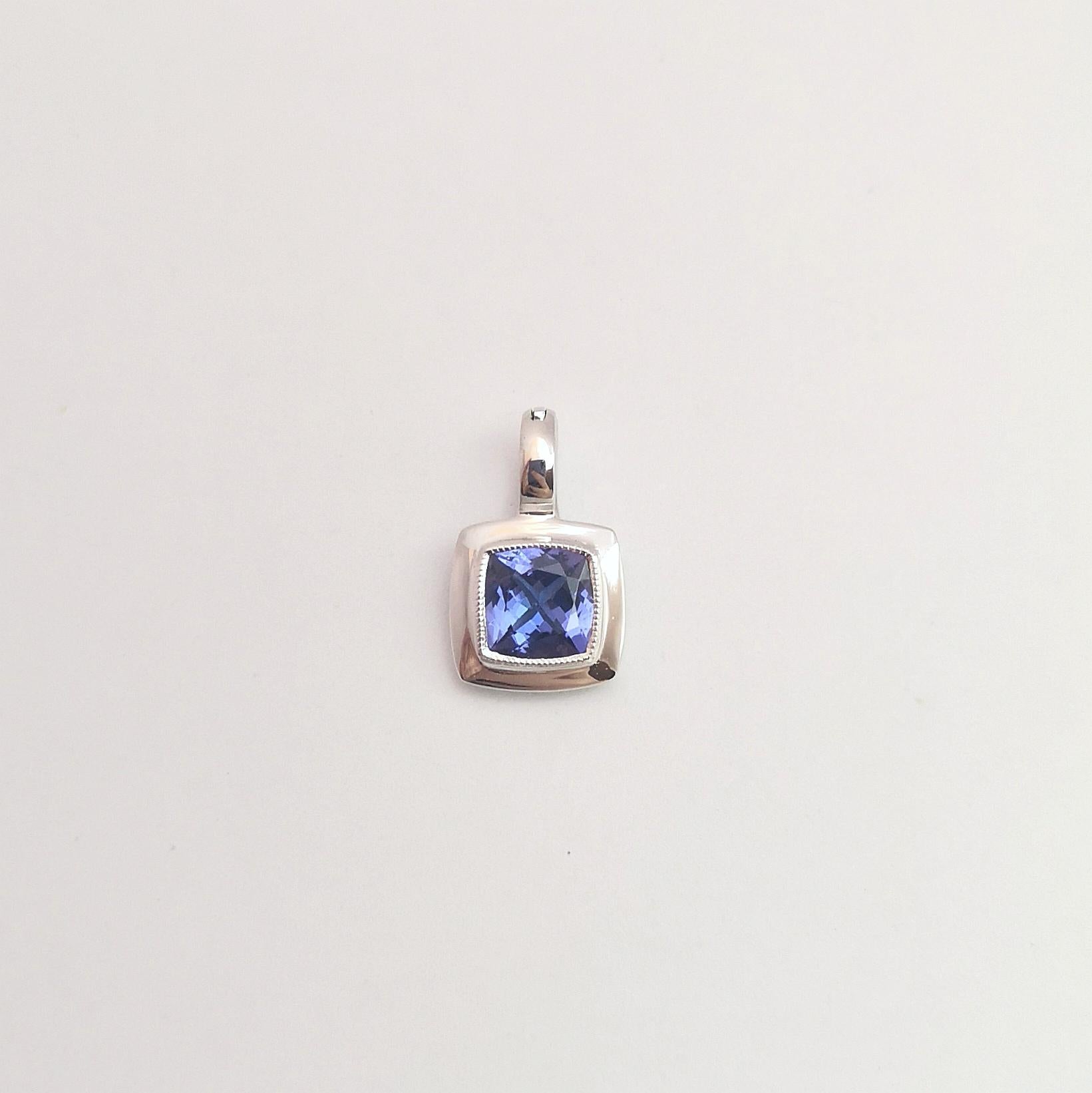 Taglio cuscino Ciondolo di tanzanite con montatura in oro bianco 18 carati in vendita