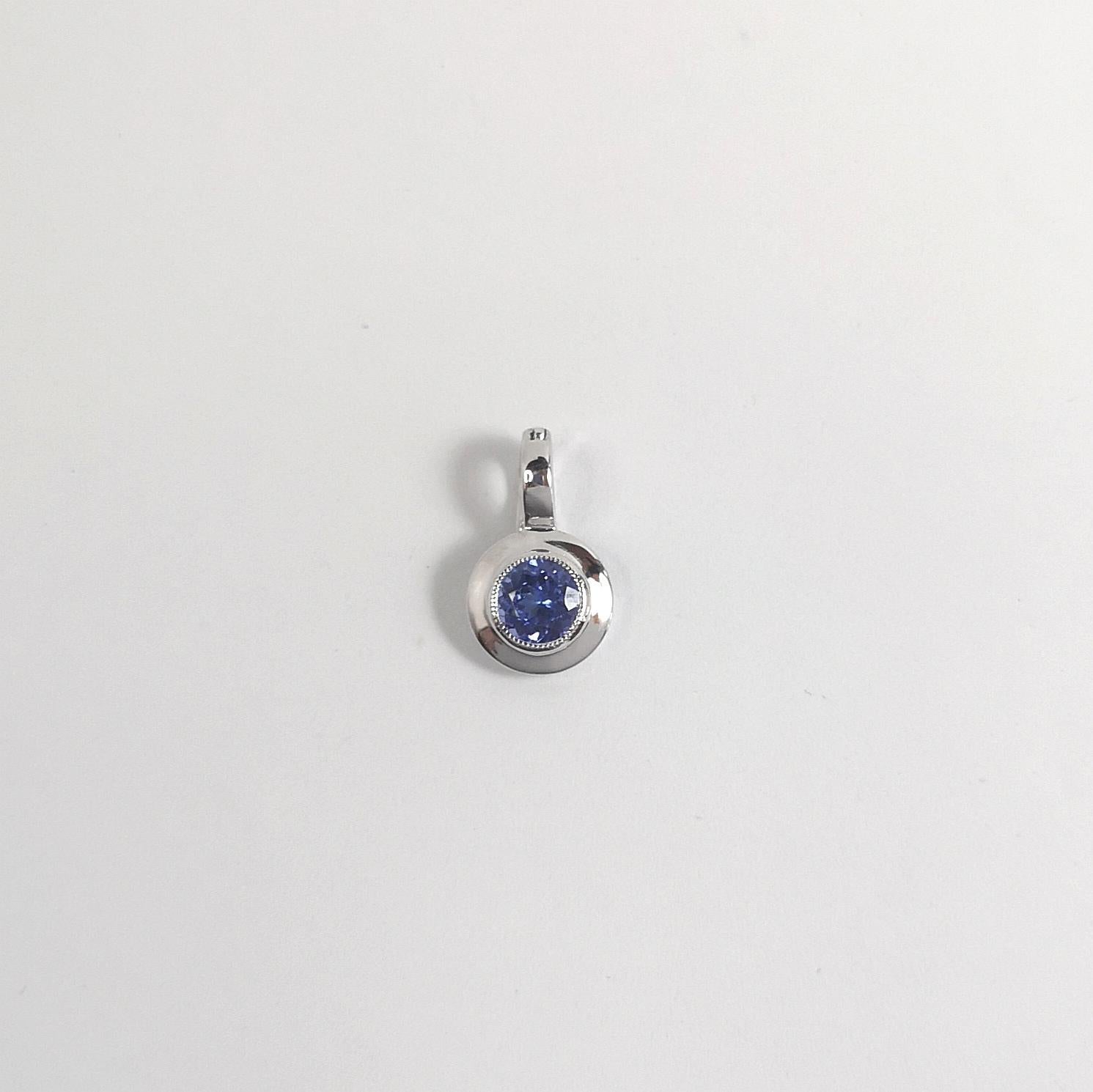 Taglio rotondo Ciondolo di tanzanite con montatura in oro bianco 18 carati in vendita