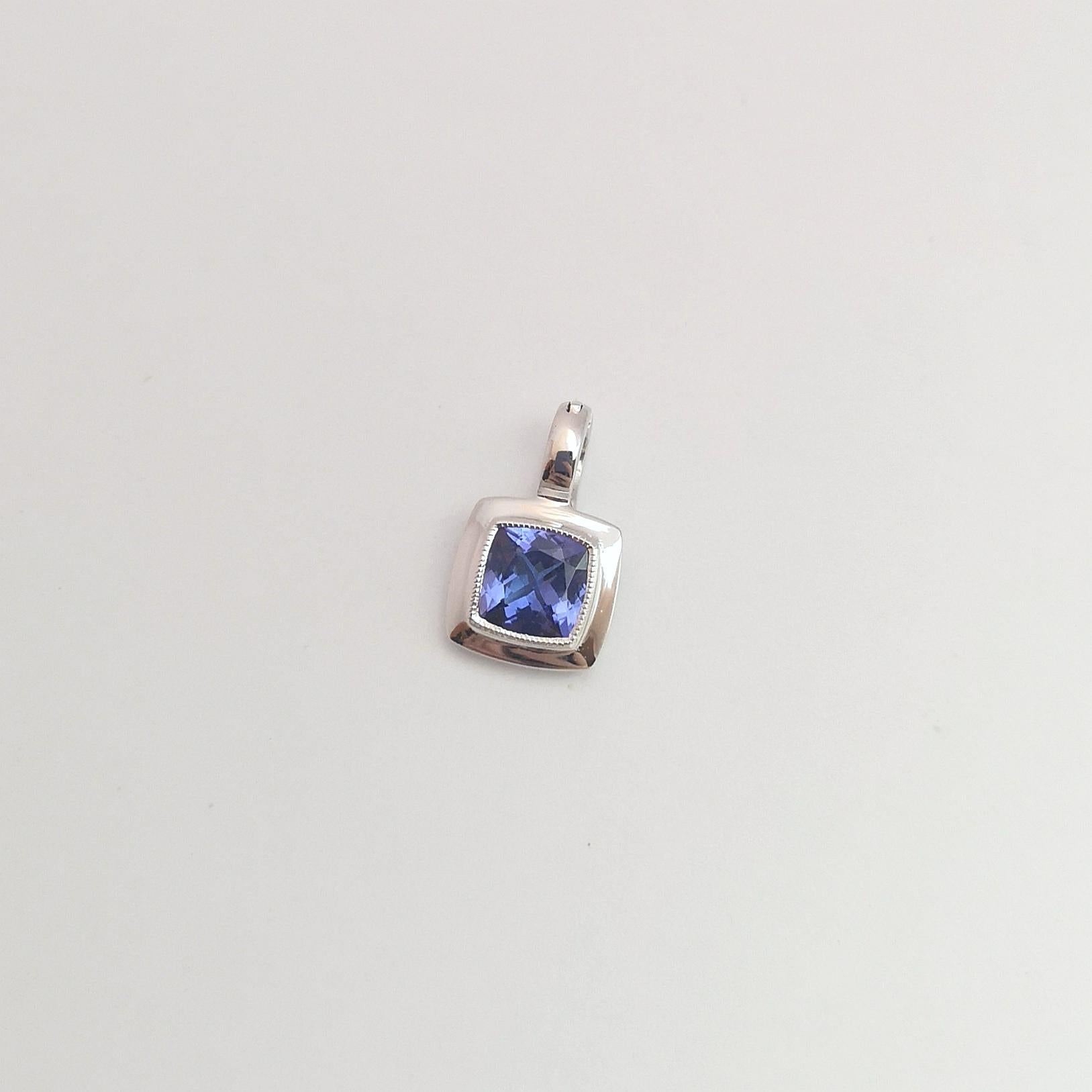 Ciondolo di tanzanite con montatura in oro bianco 18 carati In condizioni Nuovo in vendita a Bangkok, TH