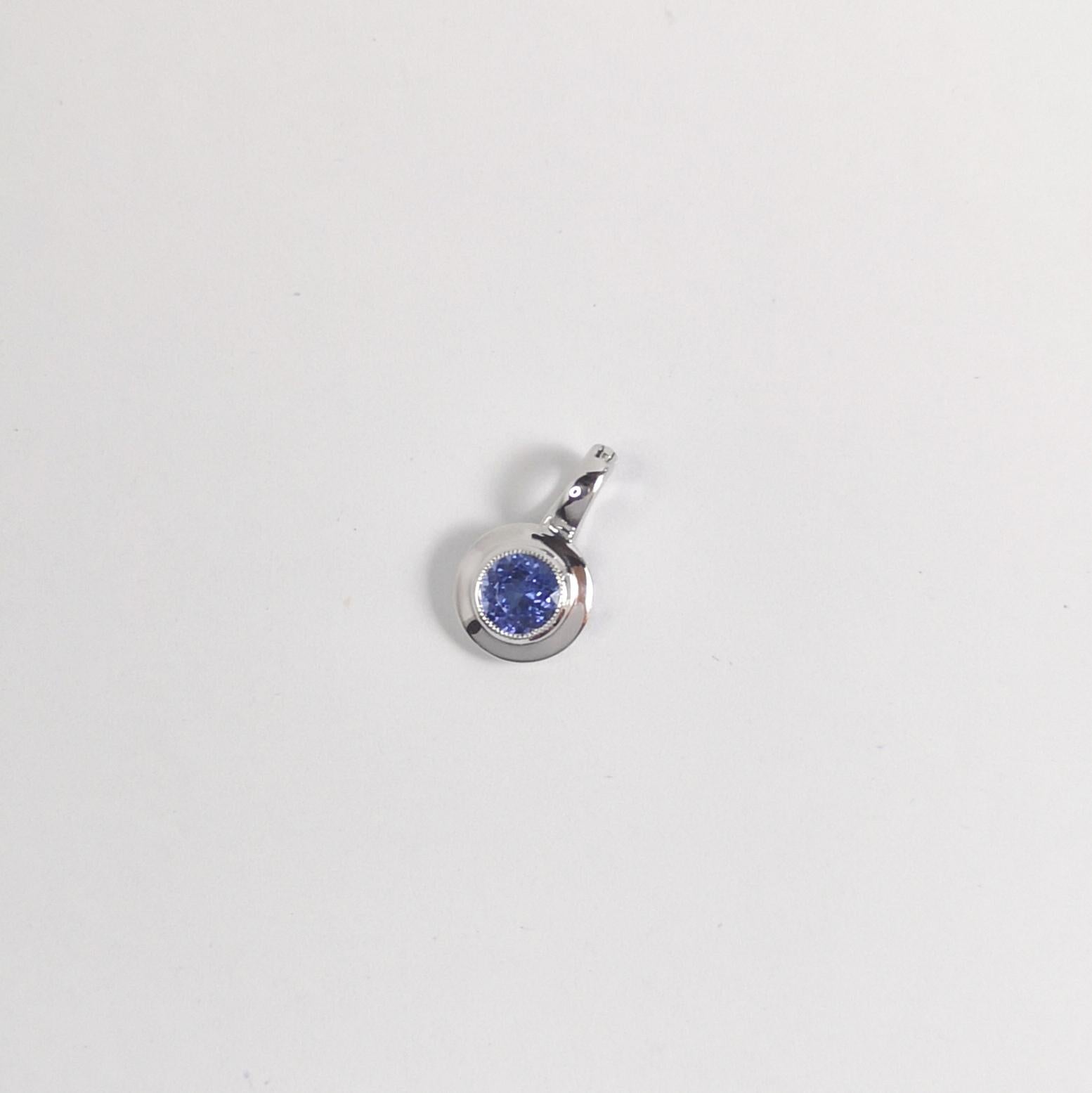 Ciondolo di tanzanite con montatura in oro bianco 18 carati In condizioni Nuovo in vendita a Bangkok, TH