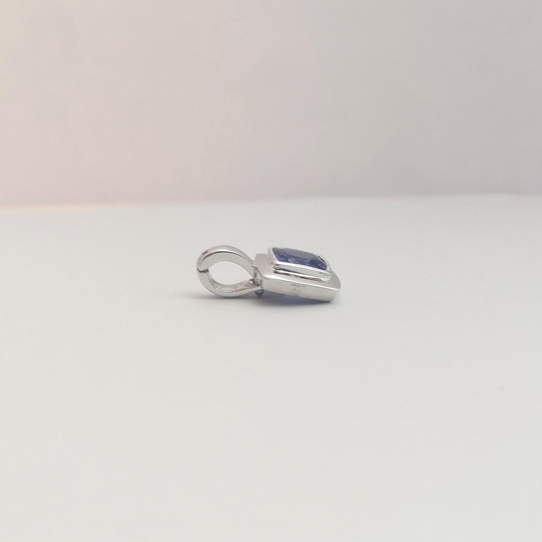 Donna Ciondolo di tanzanite con montatura in oro bianco 18 carati in vendita