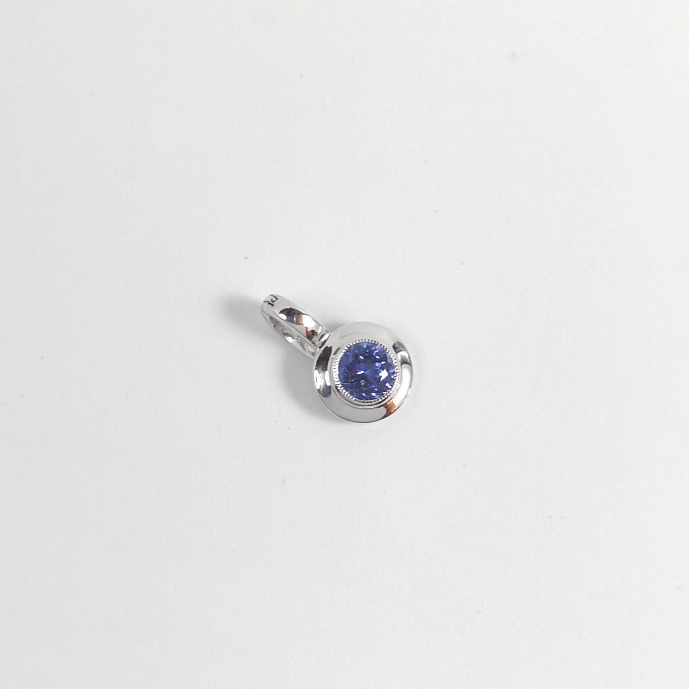 Donna Ciondolo di tanzanite con montatura in oro bianco 18 carati in vendita