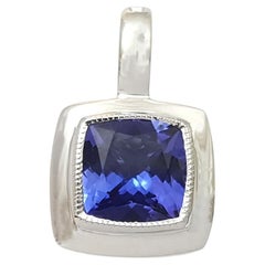 Pendentif en or blanc 18 carats serti de tanzanite