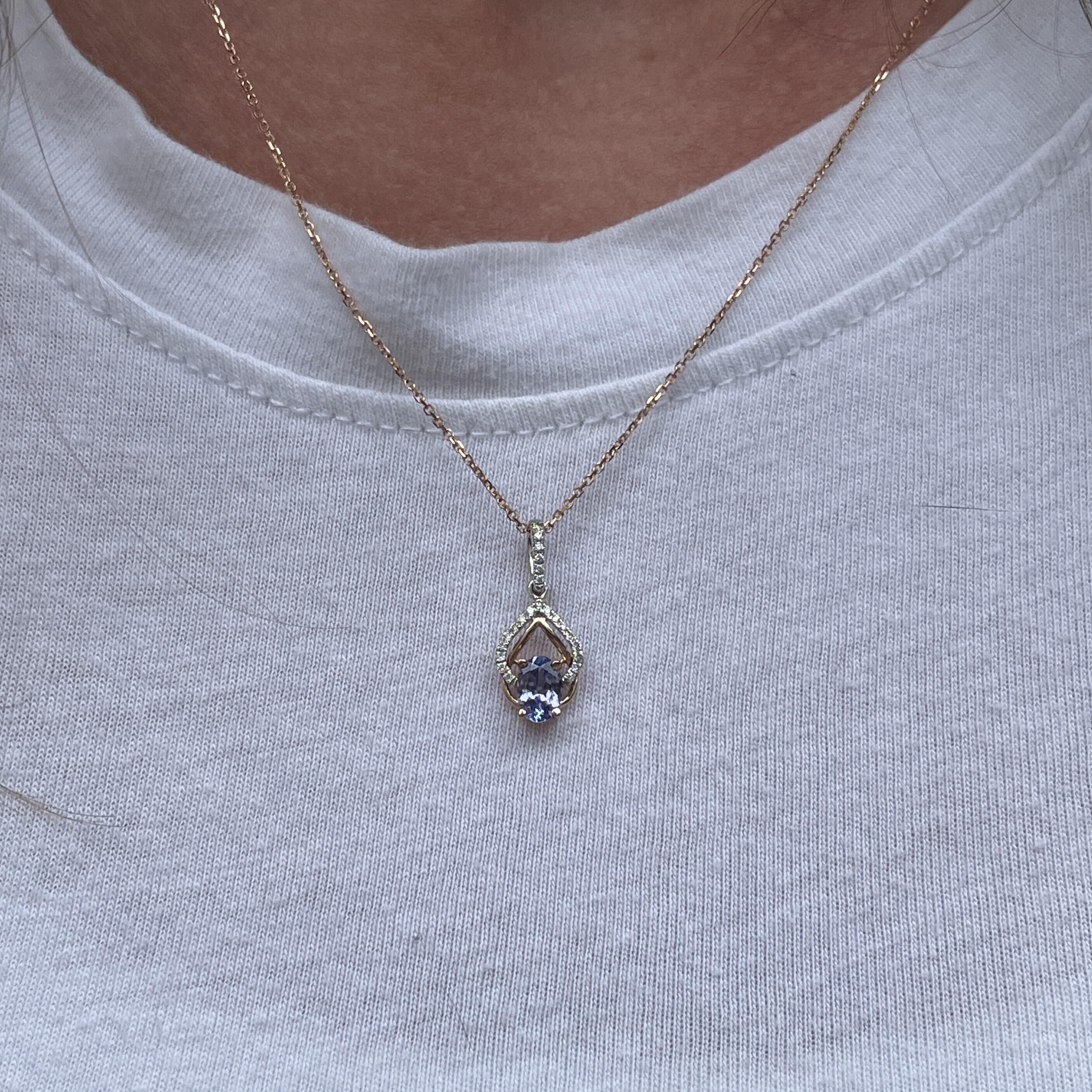 Ciondolo con tanzanite e diamanti estratti dalla terra in oro massiccio 14K a doppia tonalità, ovale 6x4mm In condizioni Nuovo in vendita a Columbus, OH