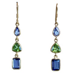 Boucles d'oreilles pendantes à trois pierres en fil d'or 14K (Tanzanite, Péridot et Iolite)