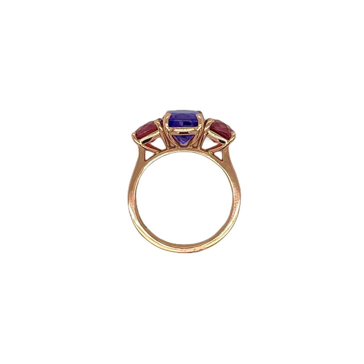 Moderne Bague à trois pierres en or rose 14 carats avec tanzanite et tourmaline rose en vente