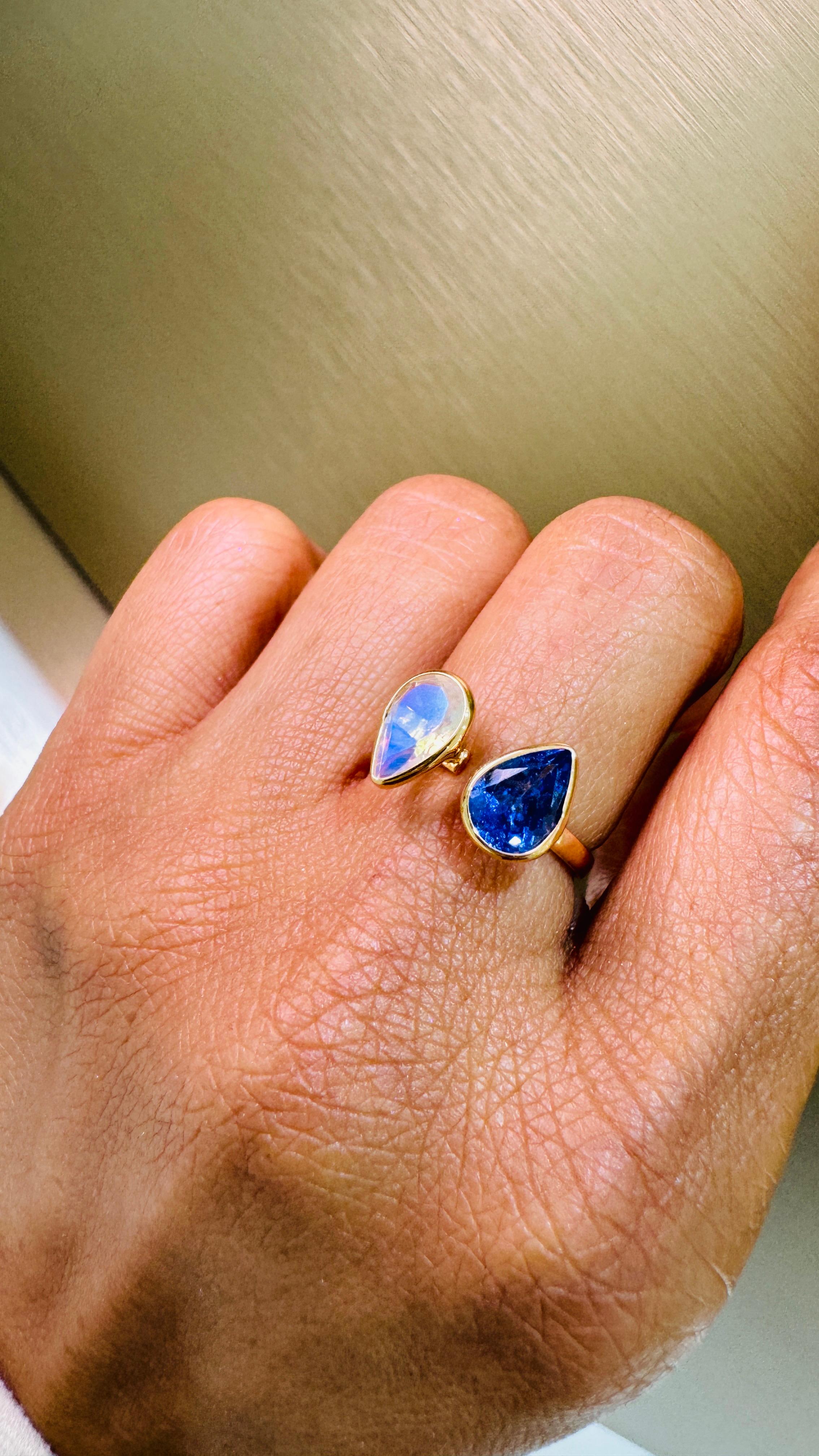 Contemporain Bague en or jaune 18 carats, tanzanite et pierre de lune arc-en-ciel en forme de poire en vente