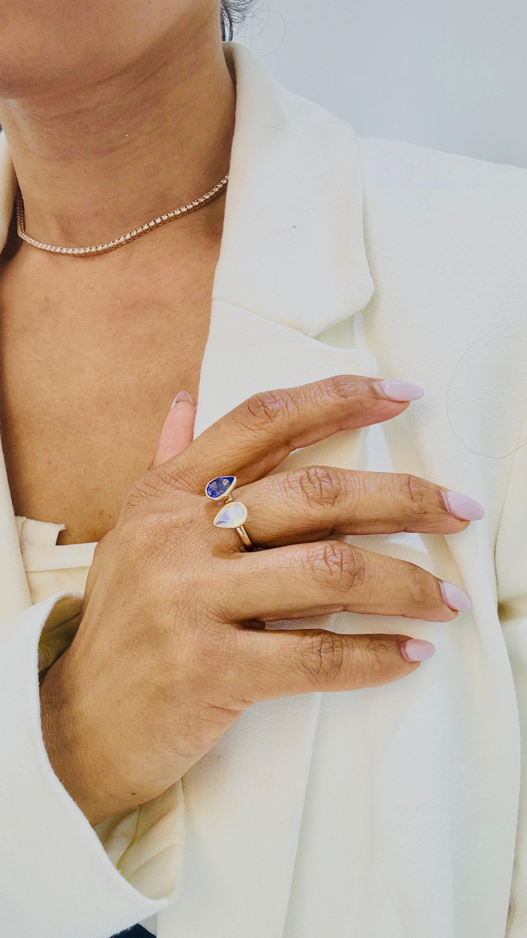 Taille poire Bague en or jaune 18 carats, tanzanite et pierre de lune arc-en-ciel en forme de poire en vente