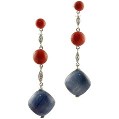 Tanzanite, sfere di corallo rosso, diamanti, orecchini a pendente in oro bianco