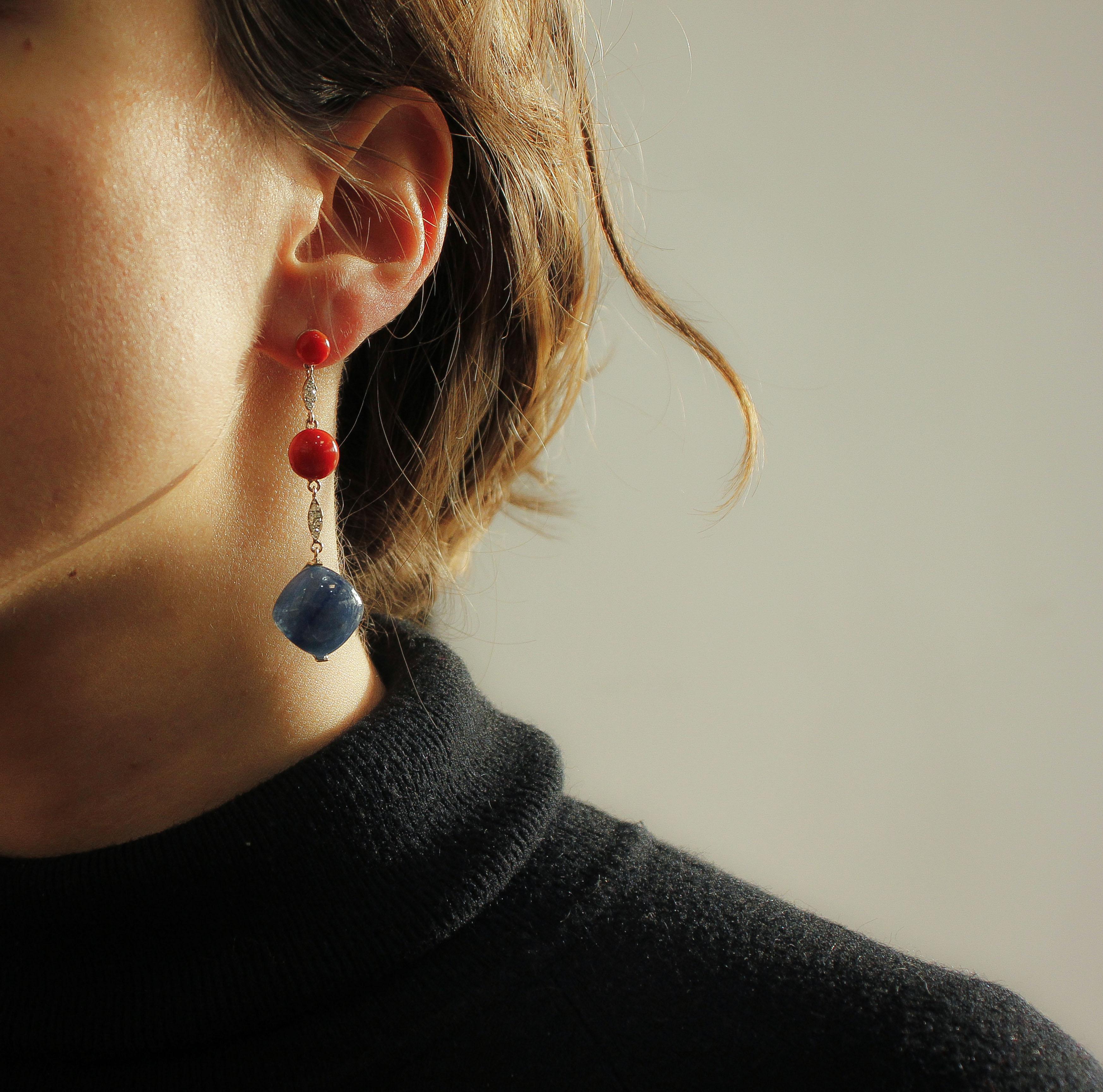 Pendants d'oreilles de mode en or blanc avec tanzanite, sphères de corail rouge et diamants Excellent état - En vente à Marcianise, Marcianise (CE)