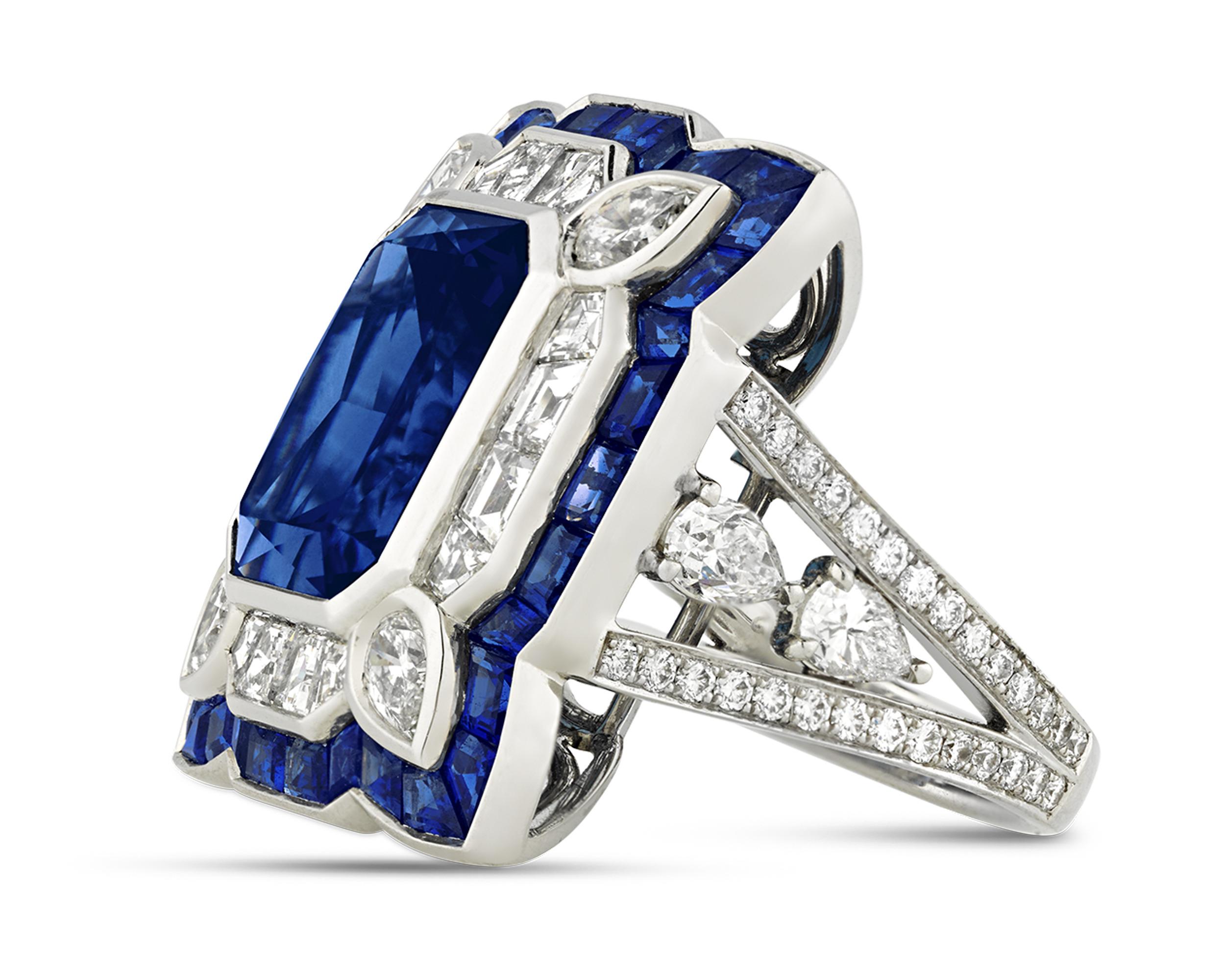 Dieser einzigartige Ring, der die klassische Eleganz des Art-Déco-Stils ausstrahlt, ist mit einem großen Tansanit-Edelstein von insgesamt 10,79 Karat besetzt. Während viele einen hellen, violetten Farbton aufweisen, sind diejenigen, die eine tiefe