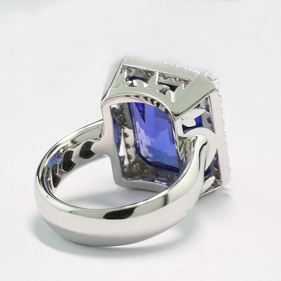 magnifico anello di gemme con una tanzanite eccezionalmente grande di 19,81 carati, di colore blu e con una tipica tonalità violacea, qualità trasparente, lucentezza molto bella, in un taglio ottagonale. Con il certificato GIA n. 1433009273 del 12