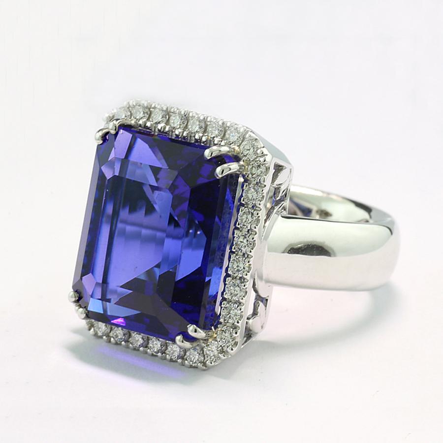 Ottagono Anello con tanzanite 19,81 carati, con diamanti certificato GIA, oro bianco 18 carati in vendita