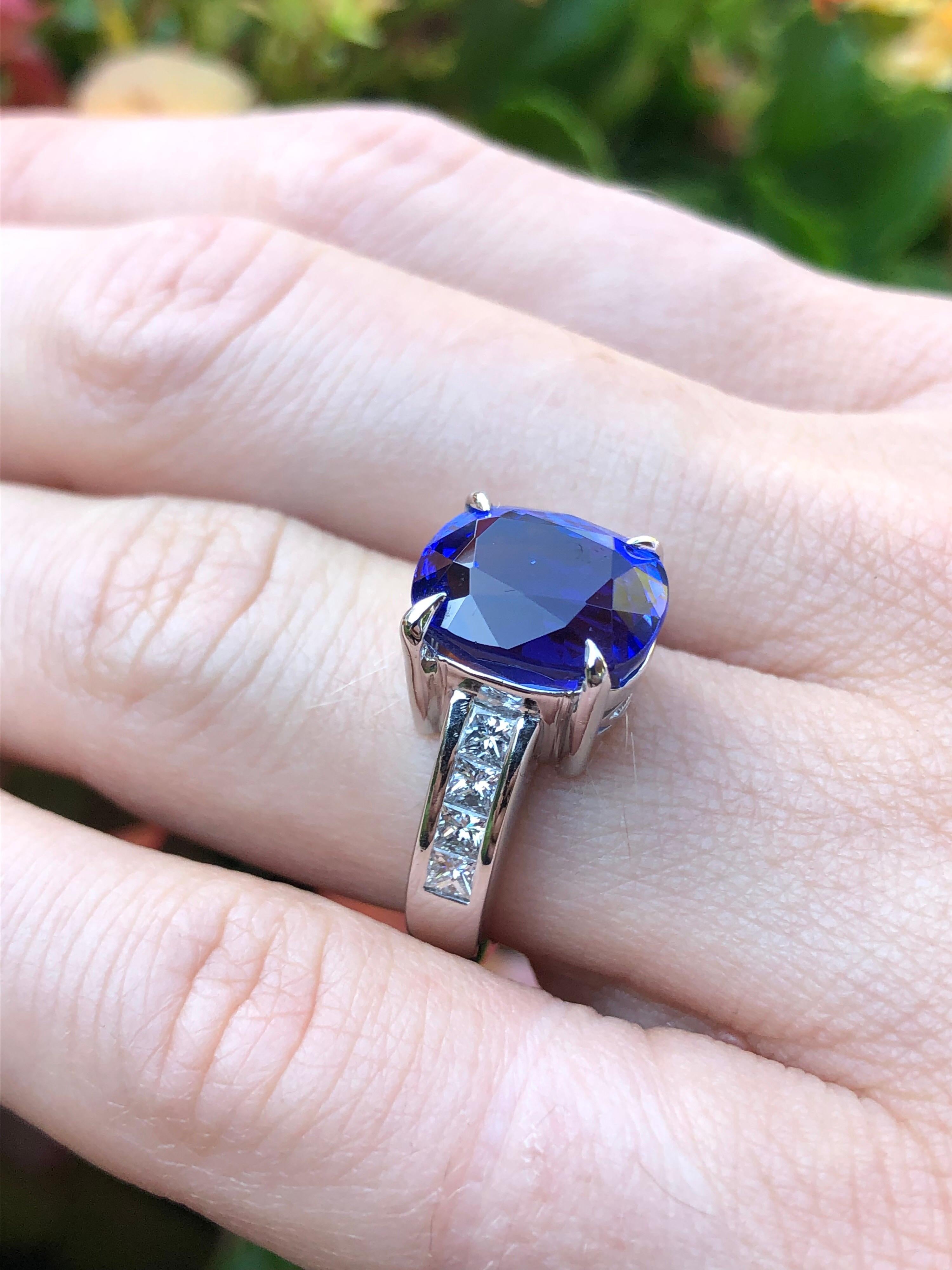 Anillo de oro blanco con tanzanita y diamantes talla cojín - Regalo romántico de joyería de lujo en Nuevo estado para la venta en Beverly Hills, CA