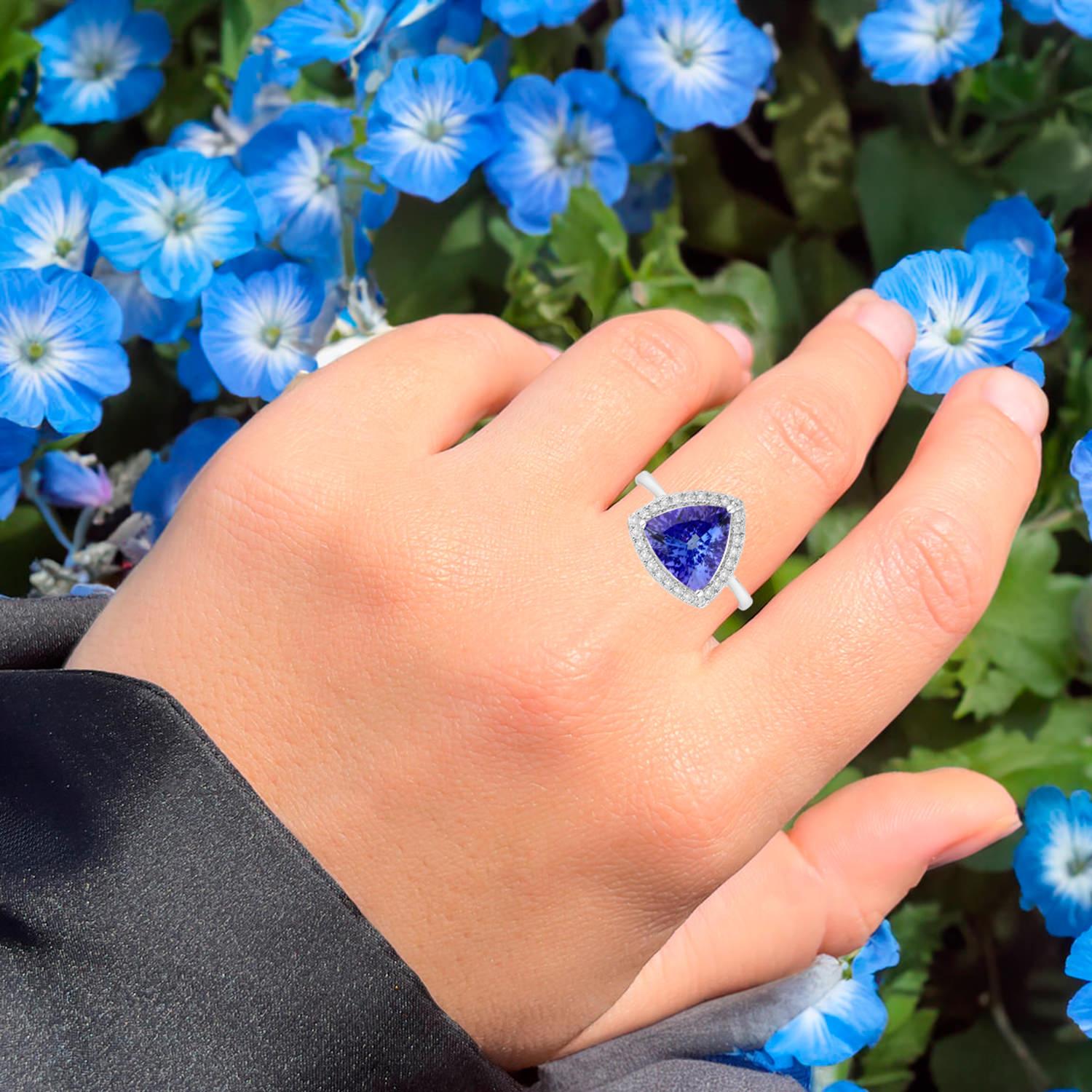 Contemporary Tanzanite Ring Diamonds 3.22 Carats 14K White Gold For Sale