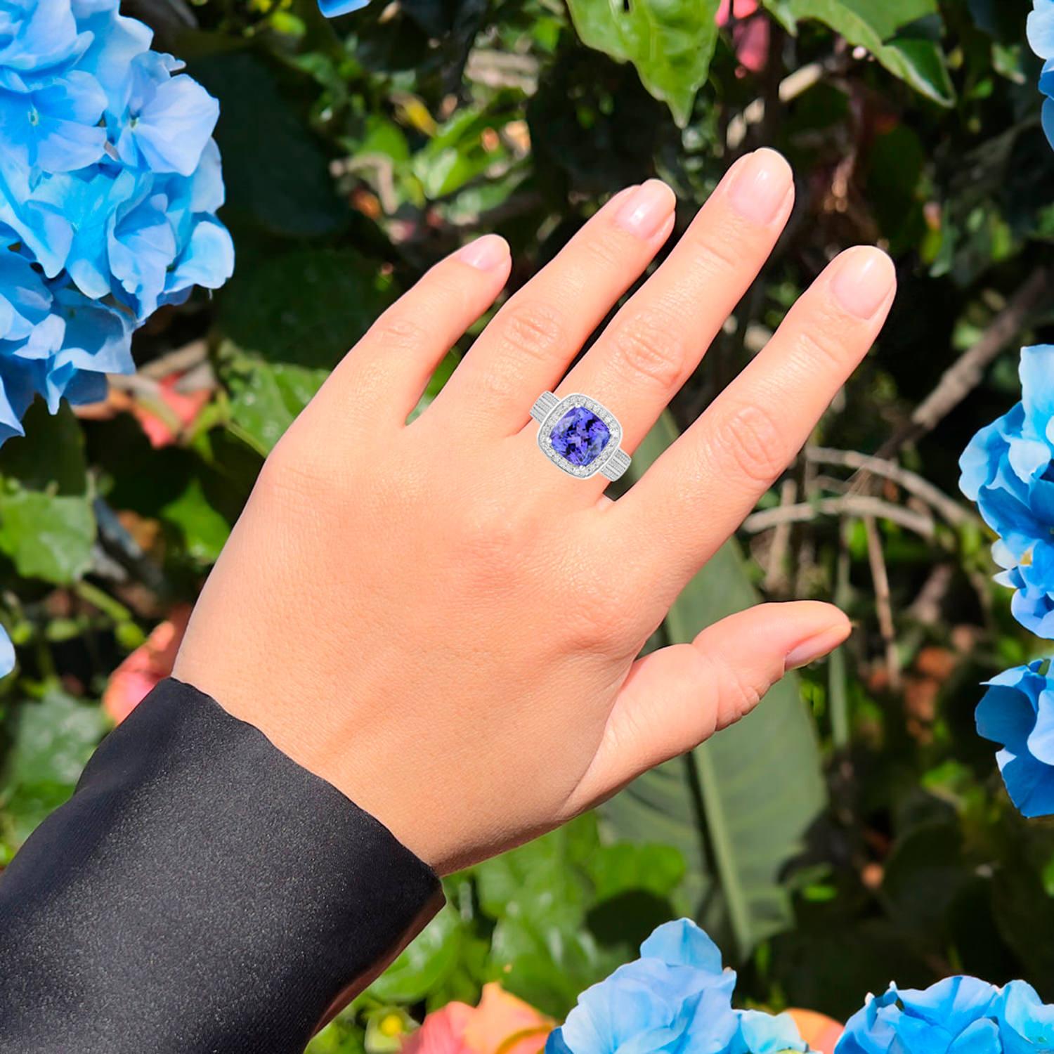 Contemporary Tanzanite Ring Diamonds 5.58 Carats 14K White Gold For Sale