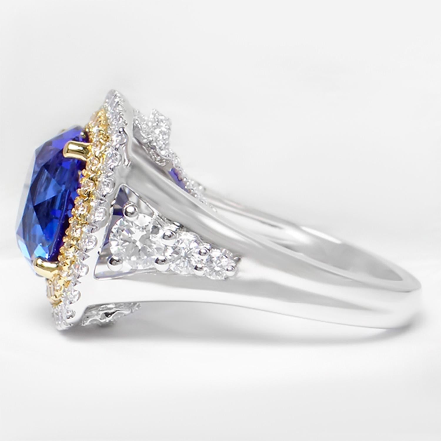 Round Cut Tanzanite Ring Diamonds 7.2 Carats Total 18K Gold For Sale
