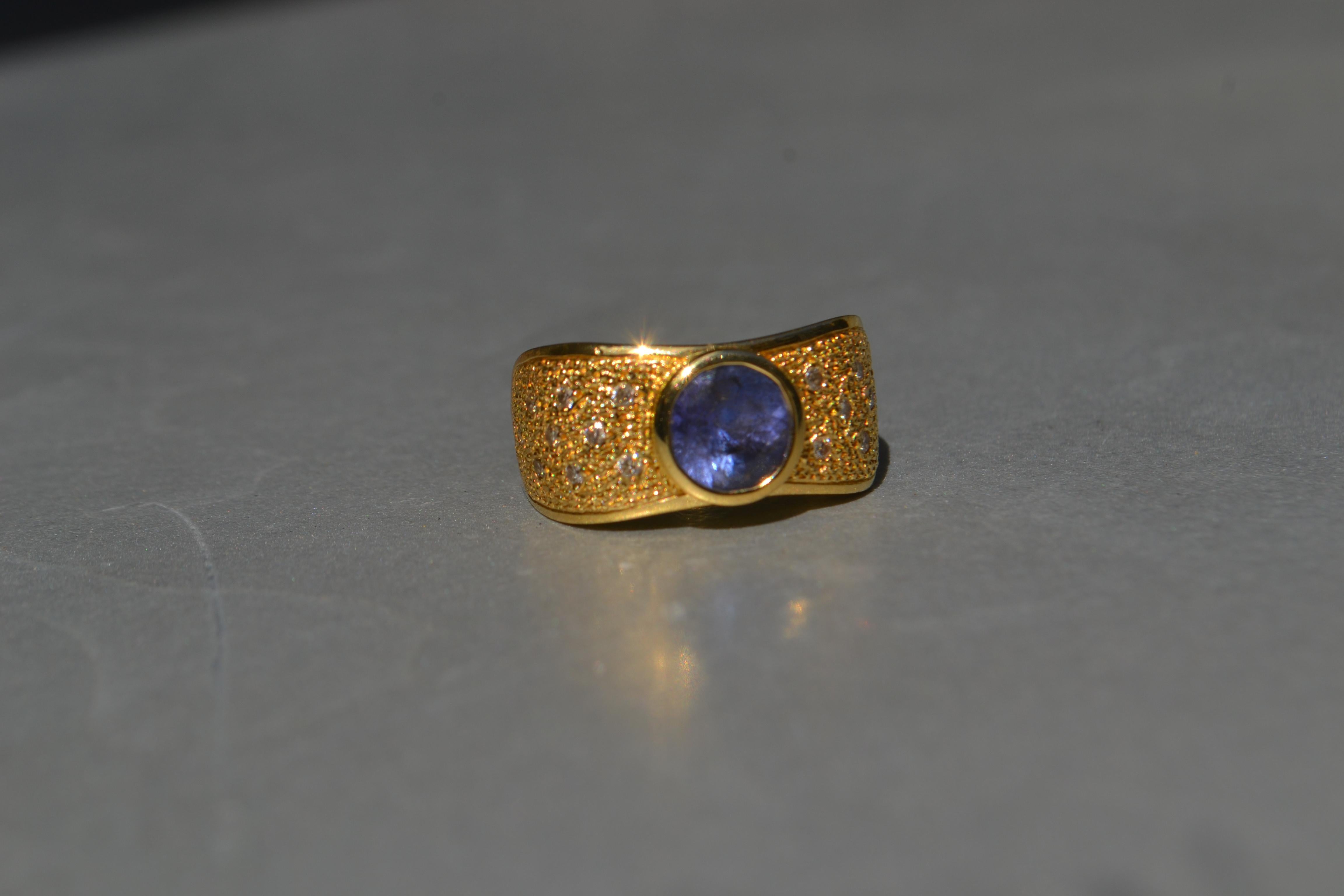Im Angebot: Tansanit-Ring aus 18 Karat Gold mit Diamanten () 2