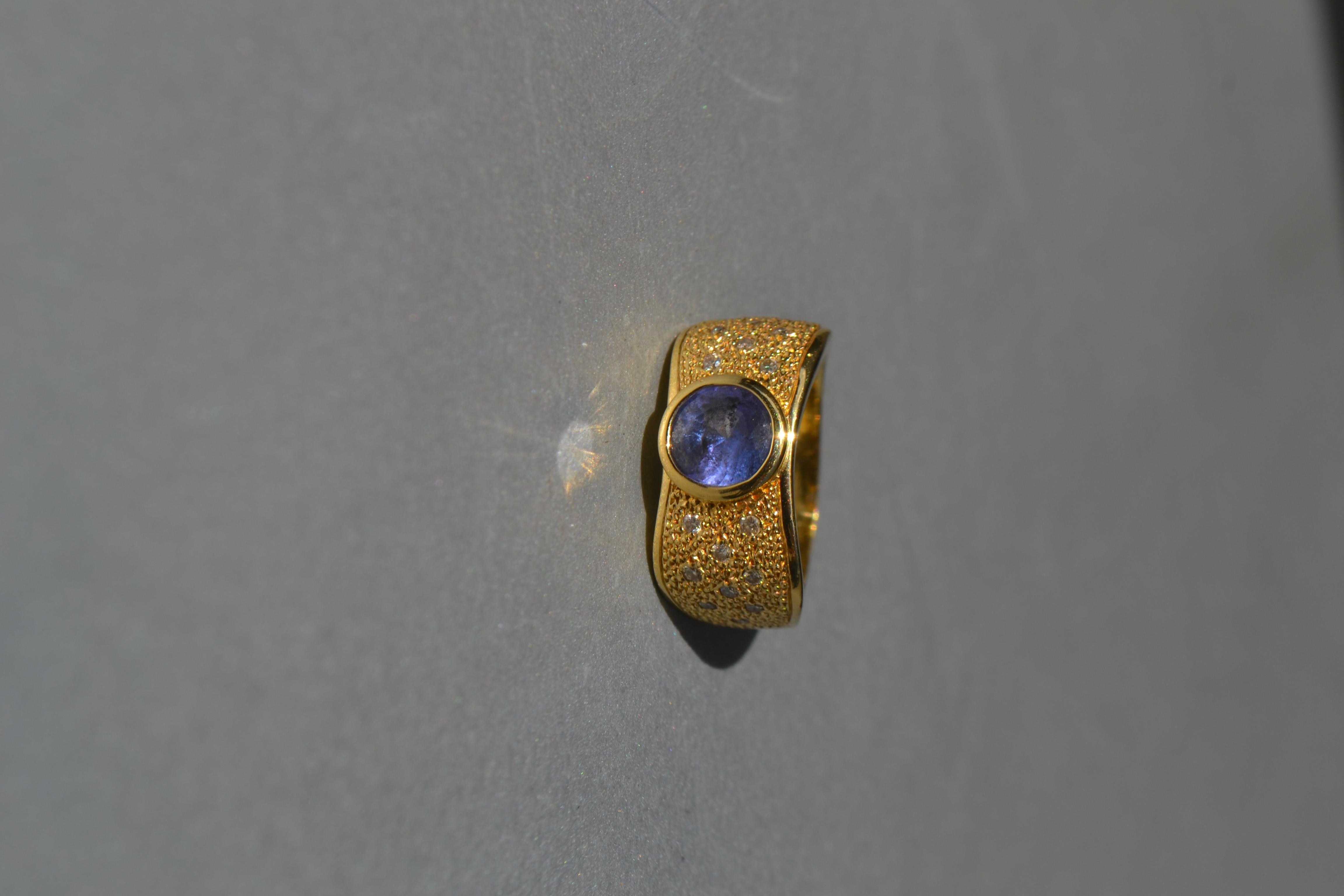 Im Angebot: Tansanit-Ring aus 18 Karat Gold mit Diamanten () 3