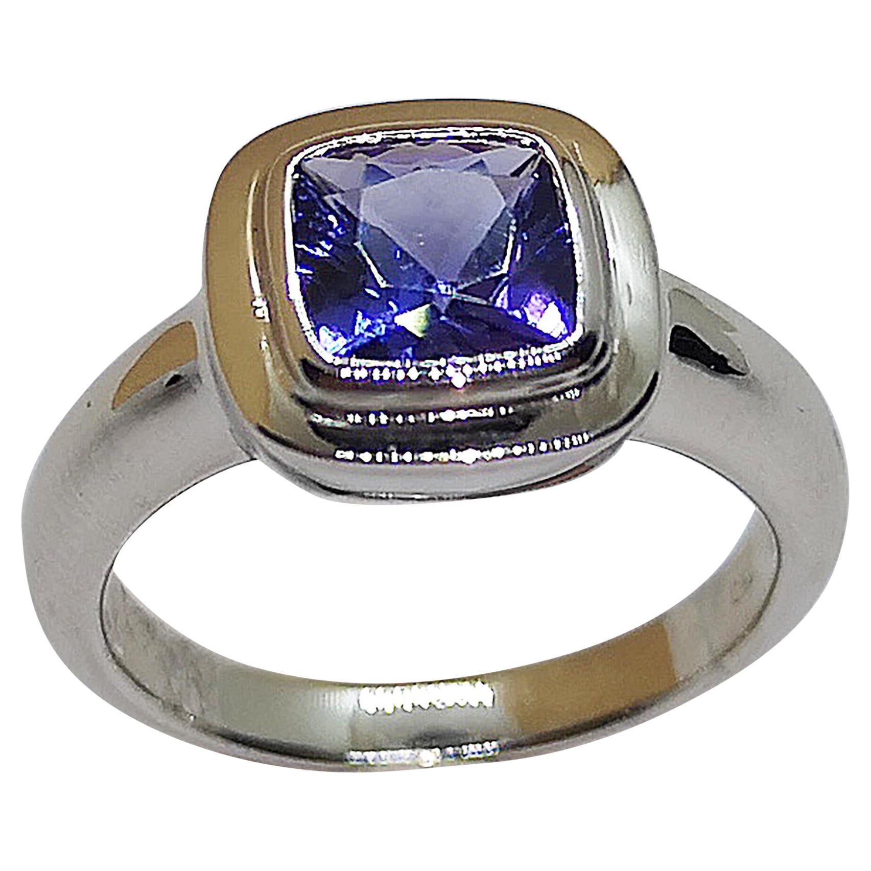 Bague en tanzanite sertie dans des montures en or blanc 18 carats