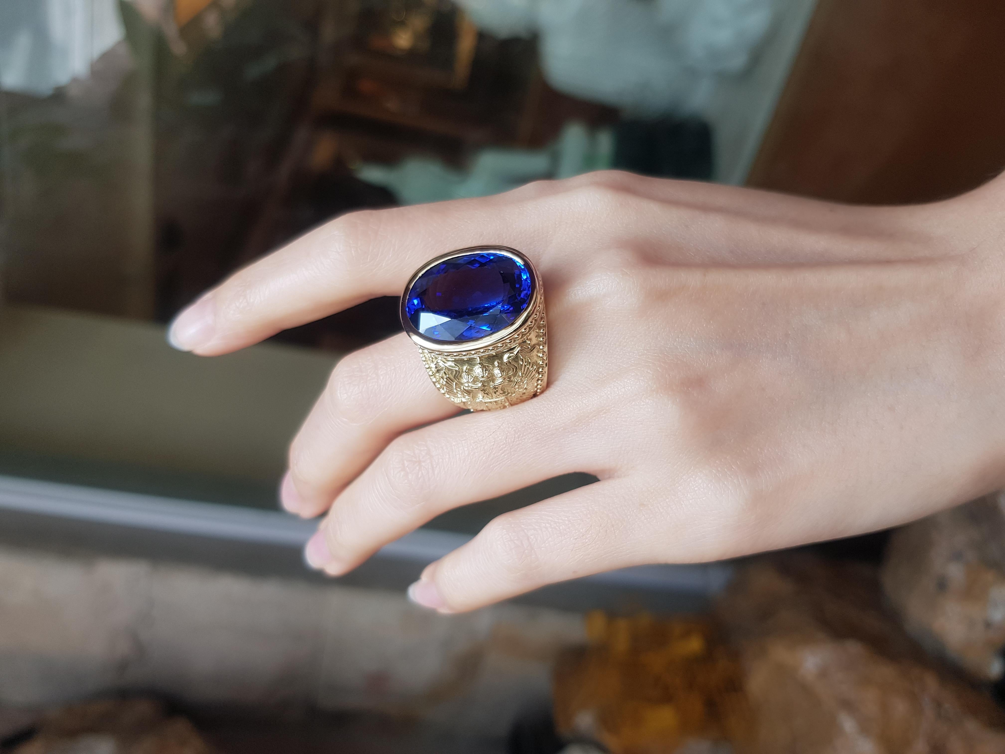 Contemporary Tanzanite Ring set in 18K Gold Settings For Sale