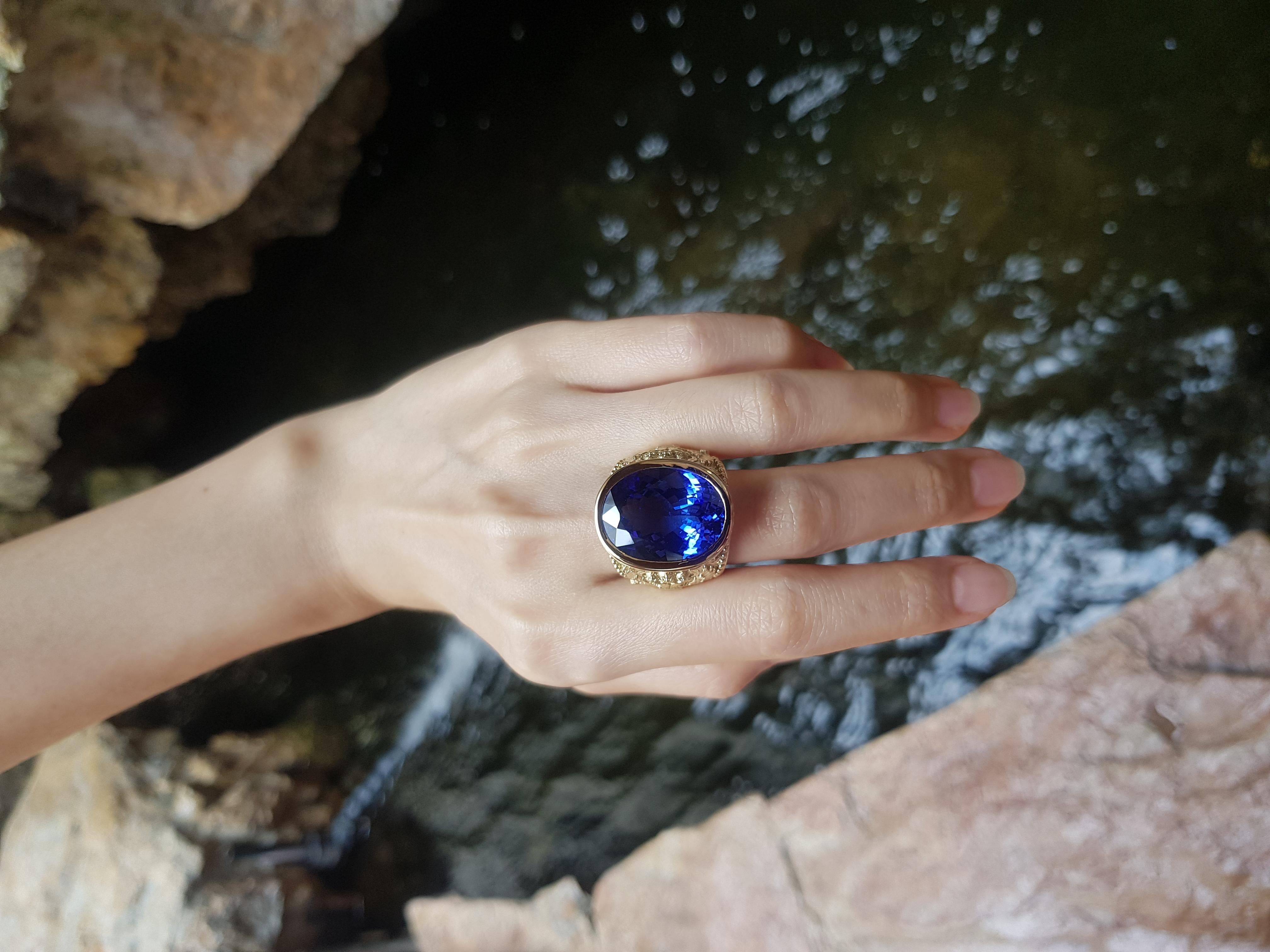 Tanzanite Ring set in 18K Gold Settings In New Condition For Sale In Bangkok, TH