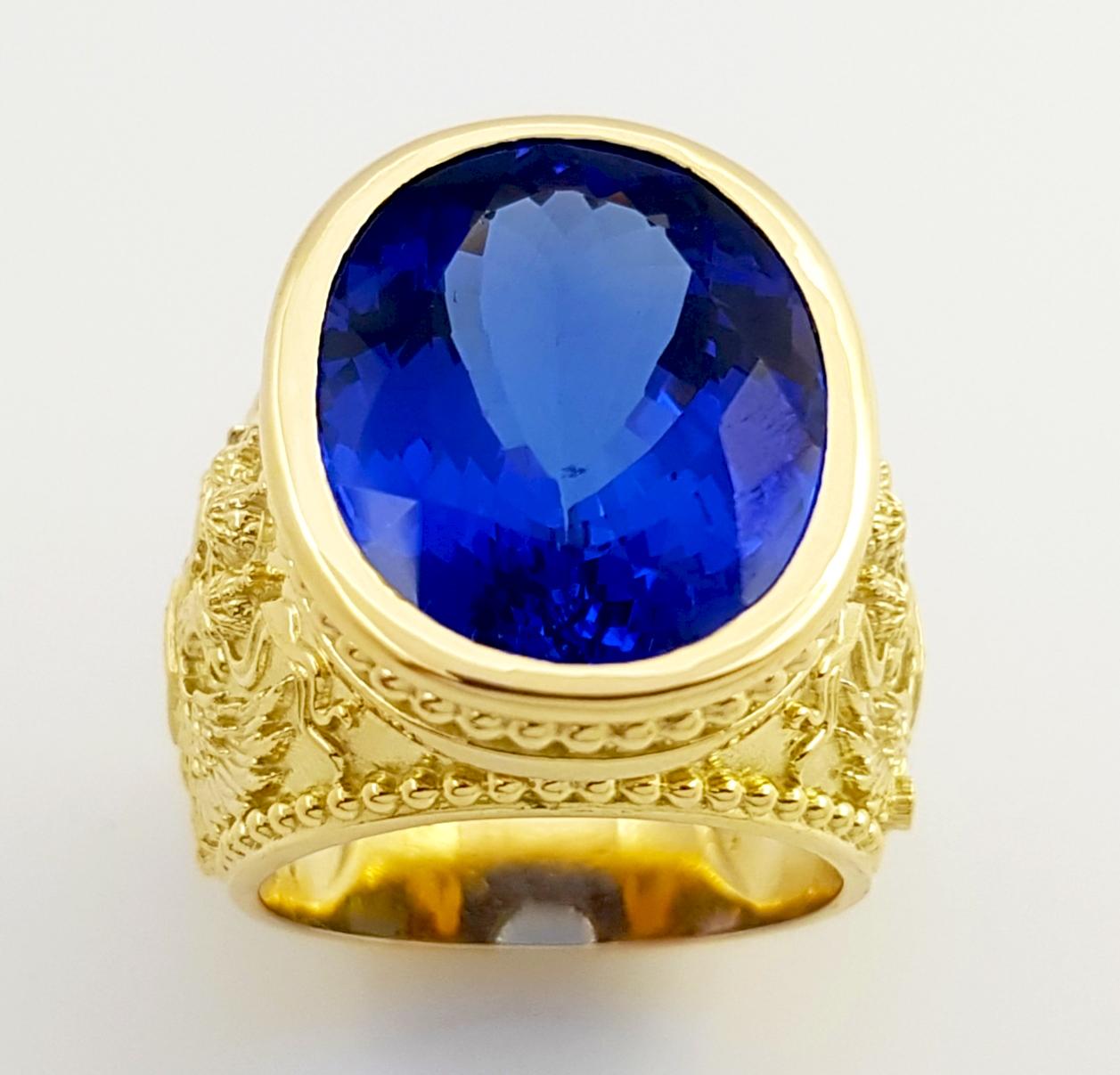Women's or Men's Tanzanite Ring set in 18K Gold Settings For Sale