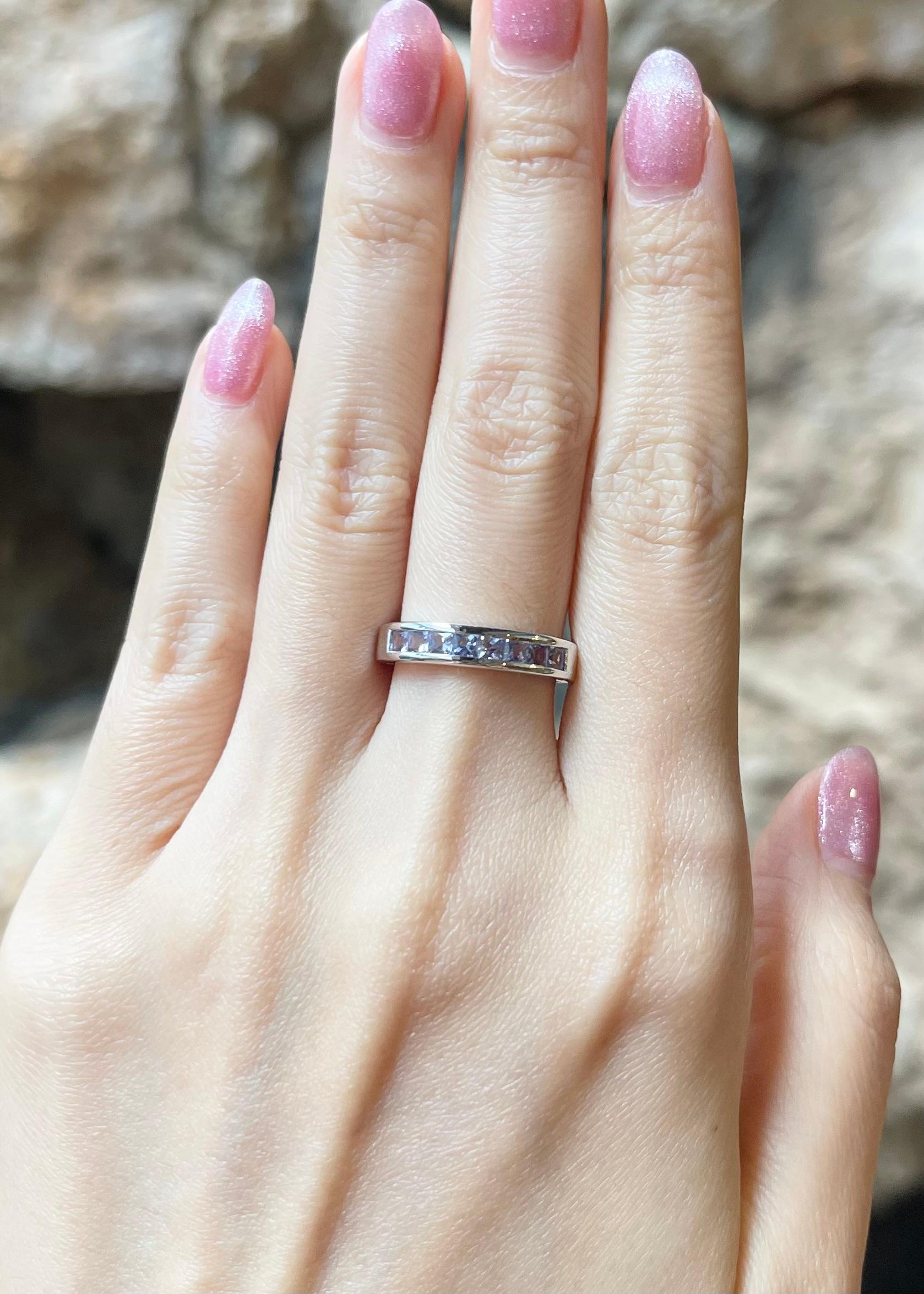 Tansanit 0,68 Karat Ring in 18K Weißgold Fassung

Breite:  1.8 cm 
Länge: 0,4 cm
Ringgröße: 53
Gesamtgewicht: 4,40 Gramm

