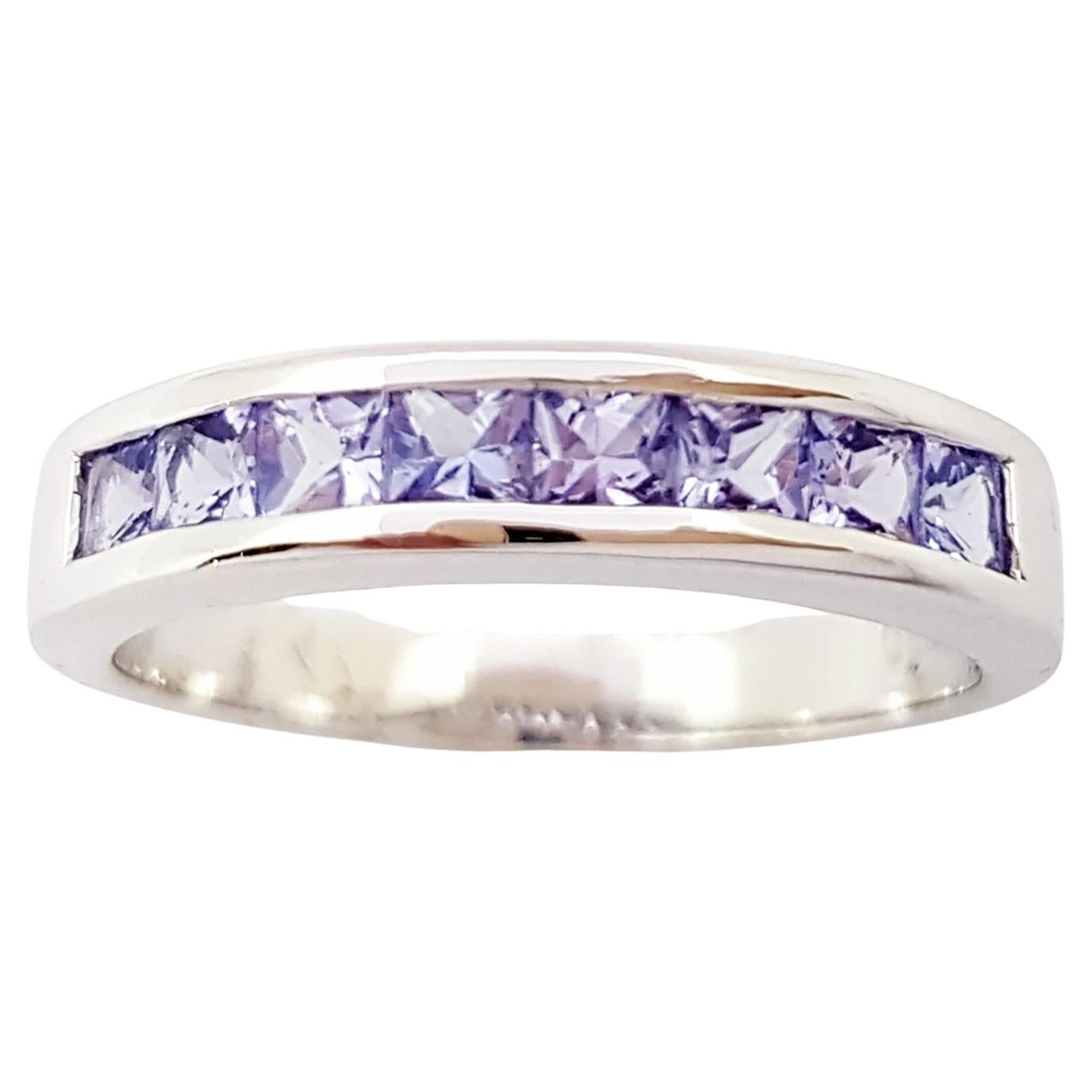 Anillo de tanzanita engastado en oro blanco de 18 quilates