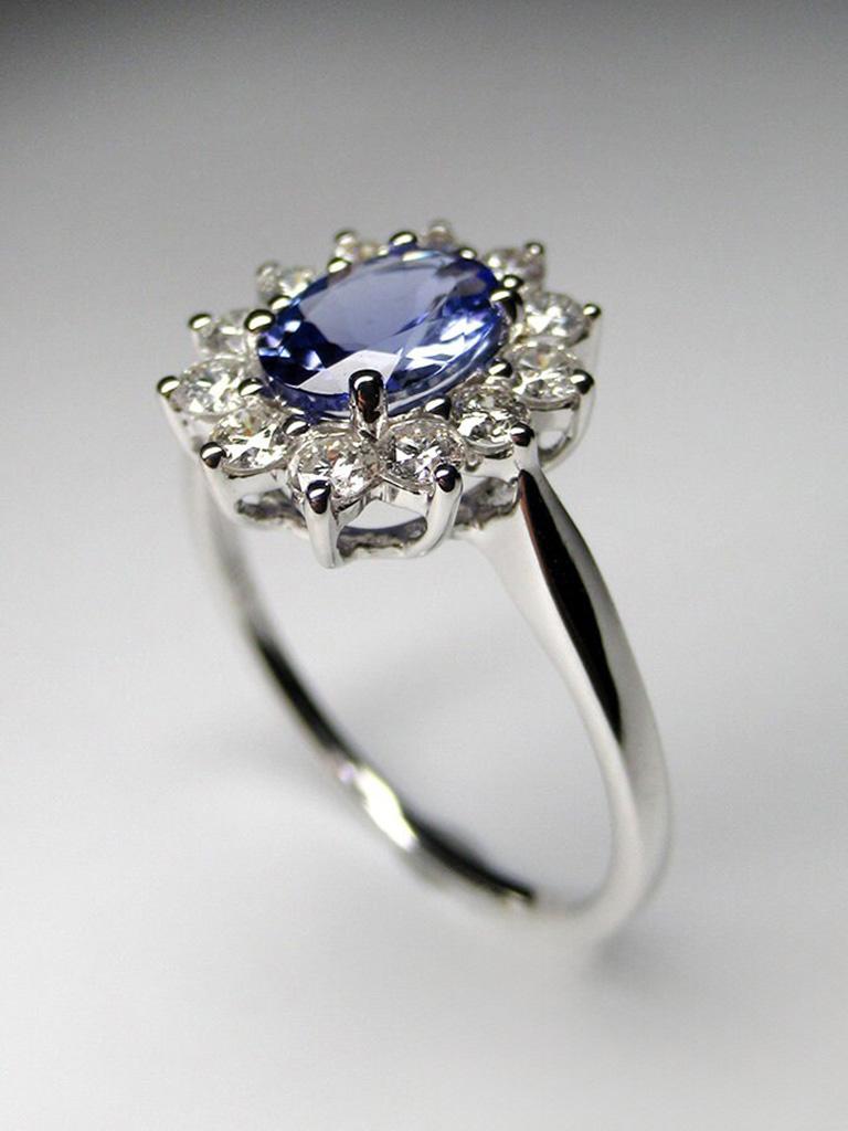 Tanzanite Ring White Gold Oval Cut Art Deco style Engagement ring In New Condition For Sale In Berlin, DE