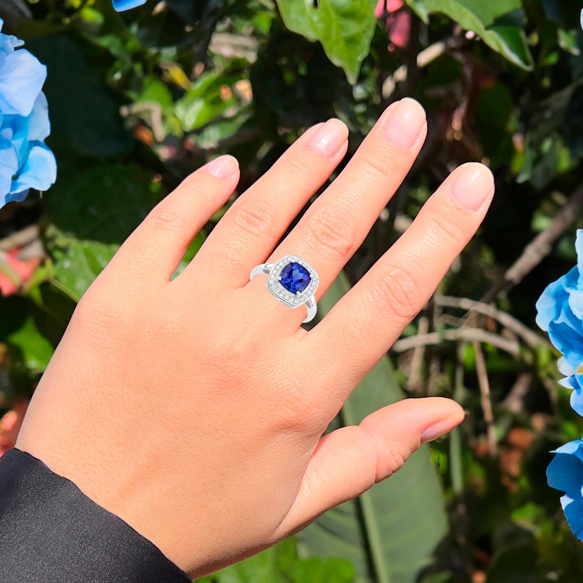 Contemporaneo Tanzanite Ring With Diamond Halo 2.26 Carats 14K White Gold in vendita