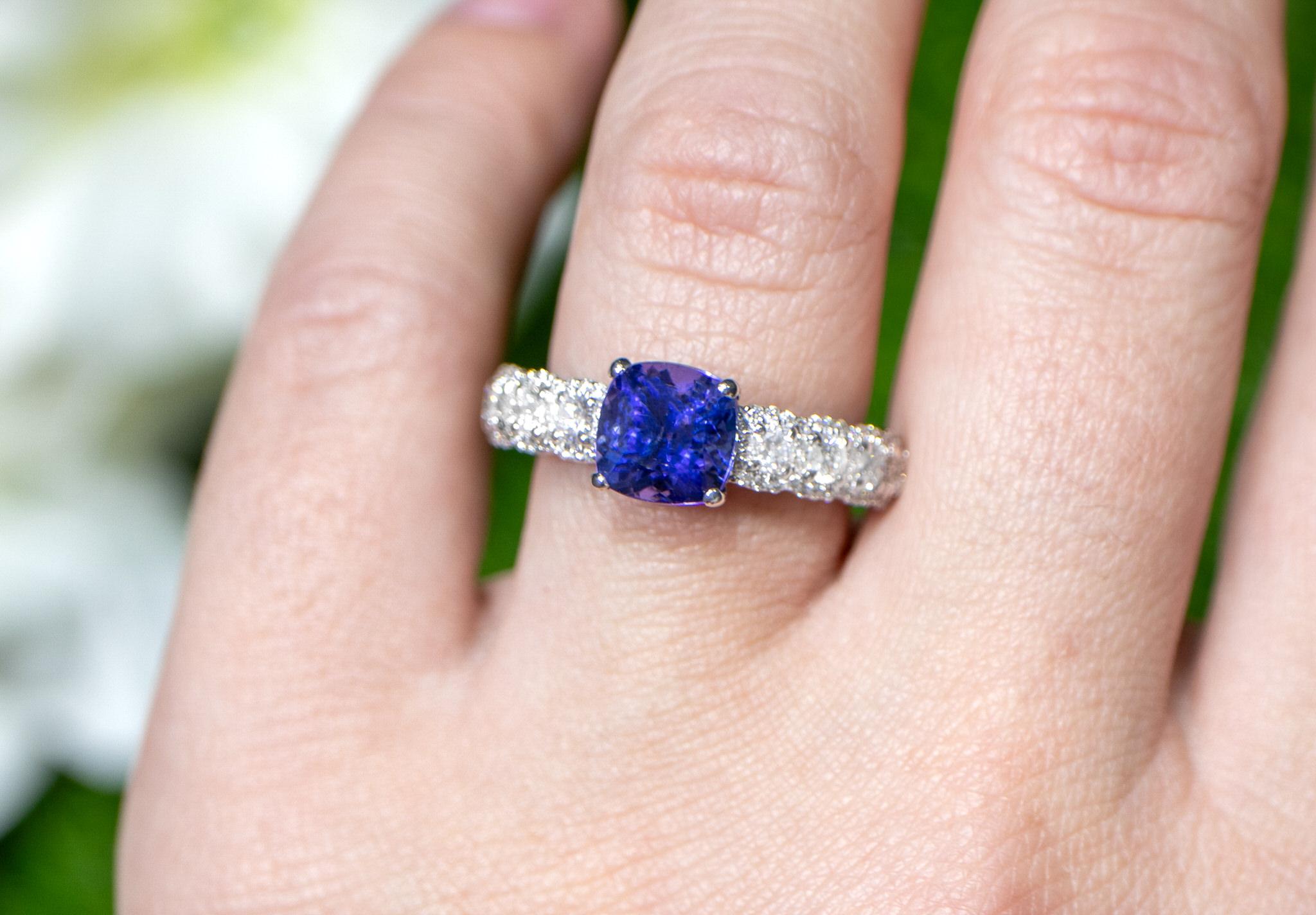 Modern Tanzanite Ring With Diamond Setting 2.82 Carats 18K Gold For Sale