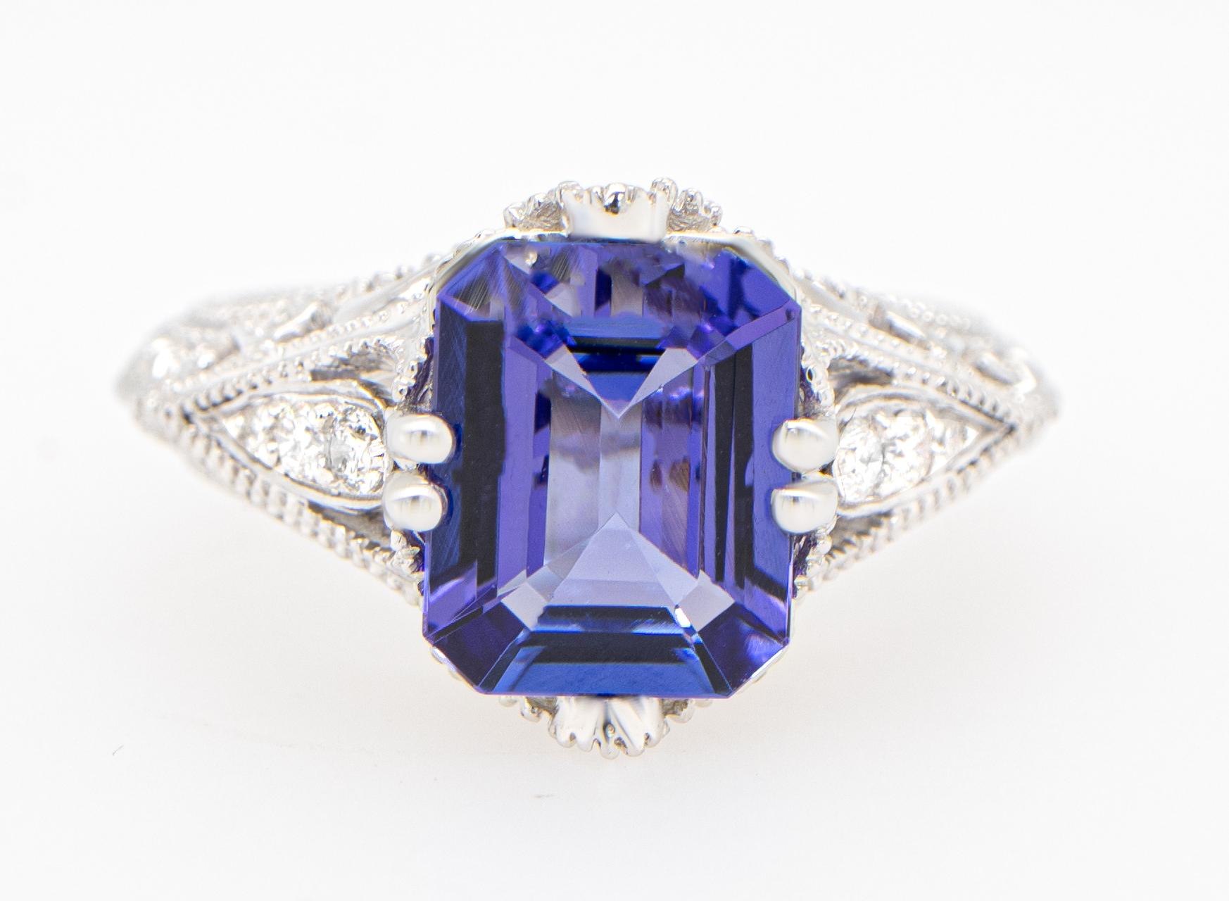 Tanzanite Ring With Diamond Setting 3.24 Carats 18K Gold In Excellent Condition For Sale In Laguna Niguel, CA