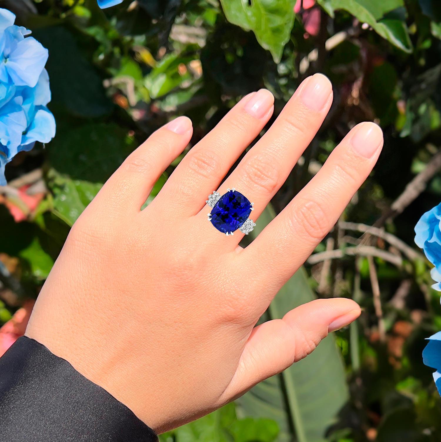 Contemporary Tanzanite Ring With Diamonds 20.82 Carats 18K White Gold For Sale