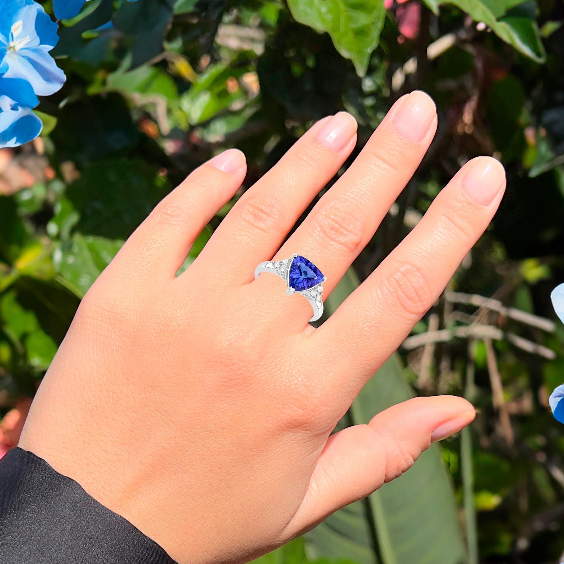 Contemporary Tanzanite Ring With Diamonds 2.48 Carats 14K White Gold For Sale