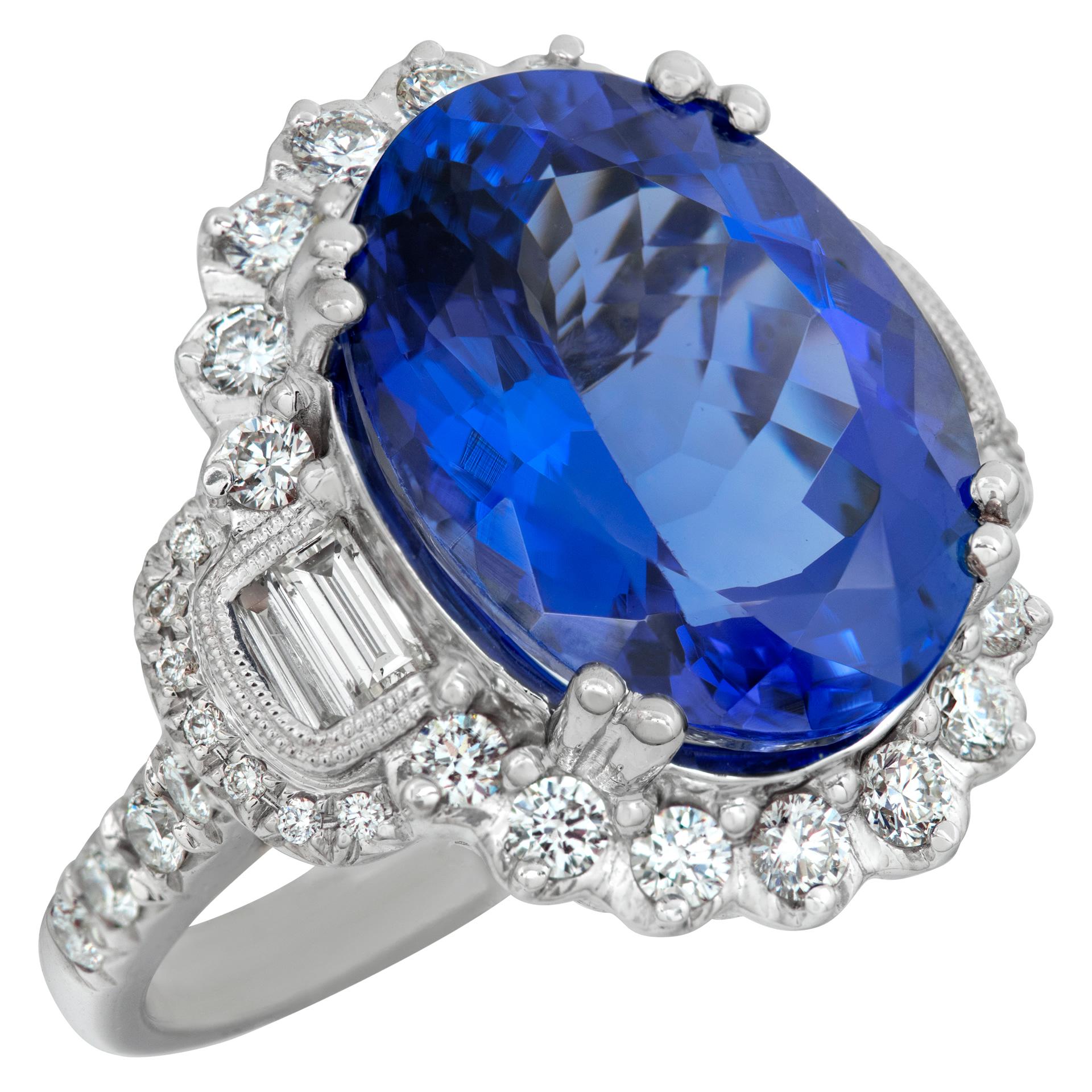 Tanzanite ring with diamonds in white gold with yellow gold accents In Excellent Condition For Sale In Surfside, FL