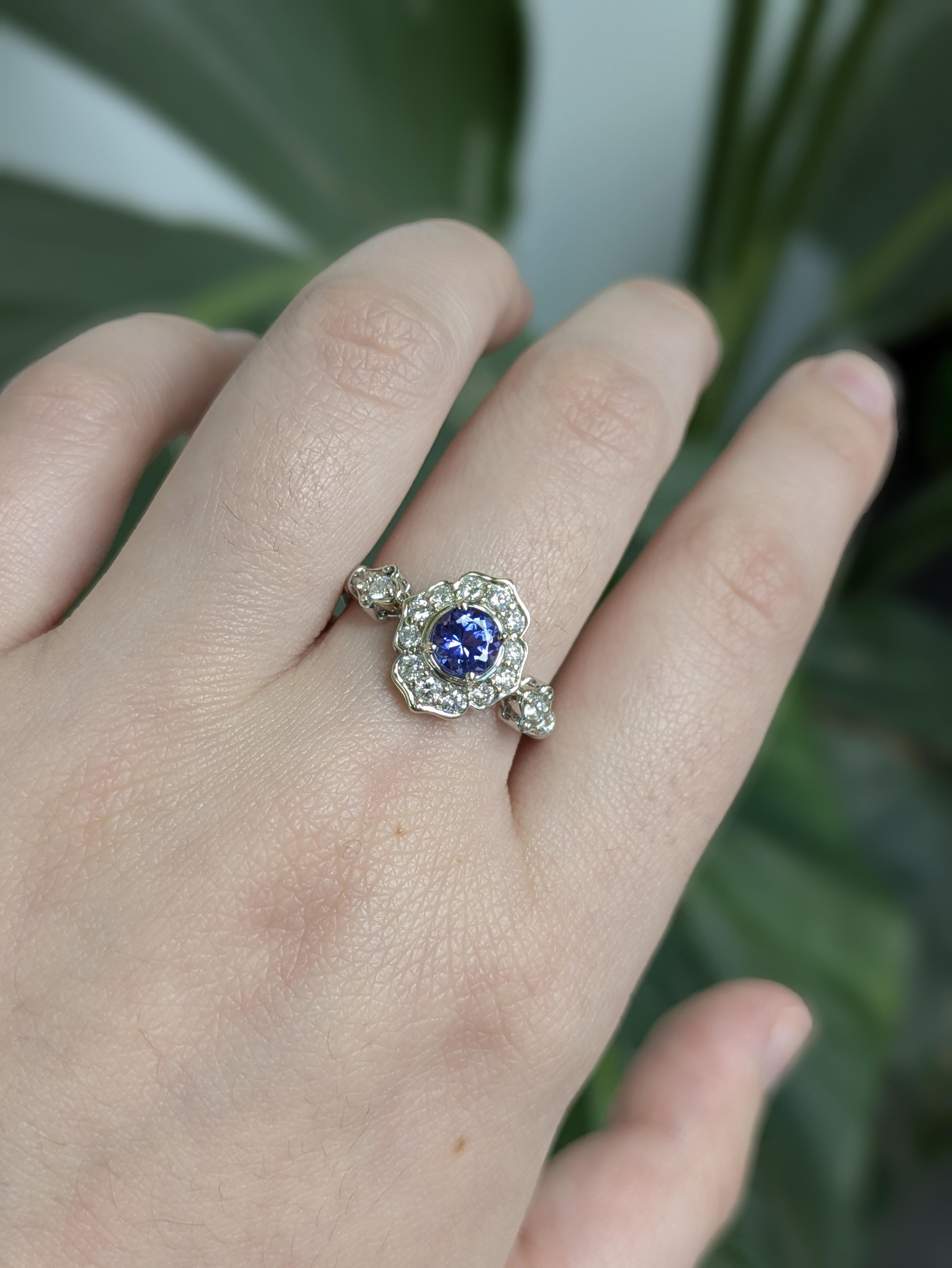 Questo squisito anello presenta un'affascinante tanzanite rotonda, abbracciata da scintillanti diamanti naturali incastonati in oro bianco massiccio 14k. Un simbolo senza tempo di eleganza e amore, perfetto per i momenti più importanti.

