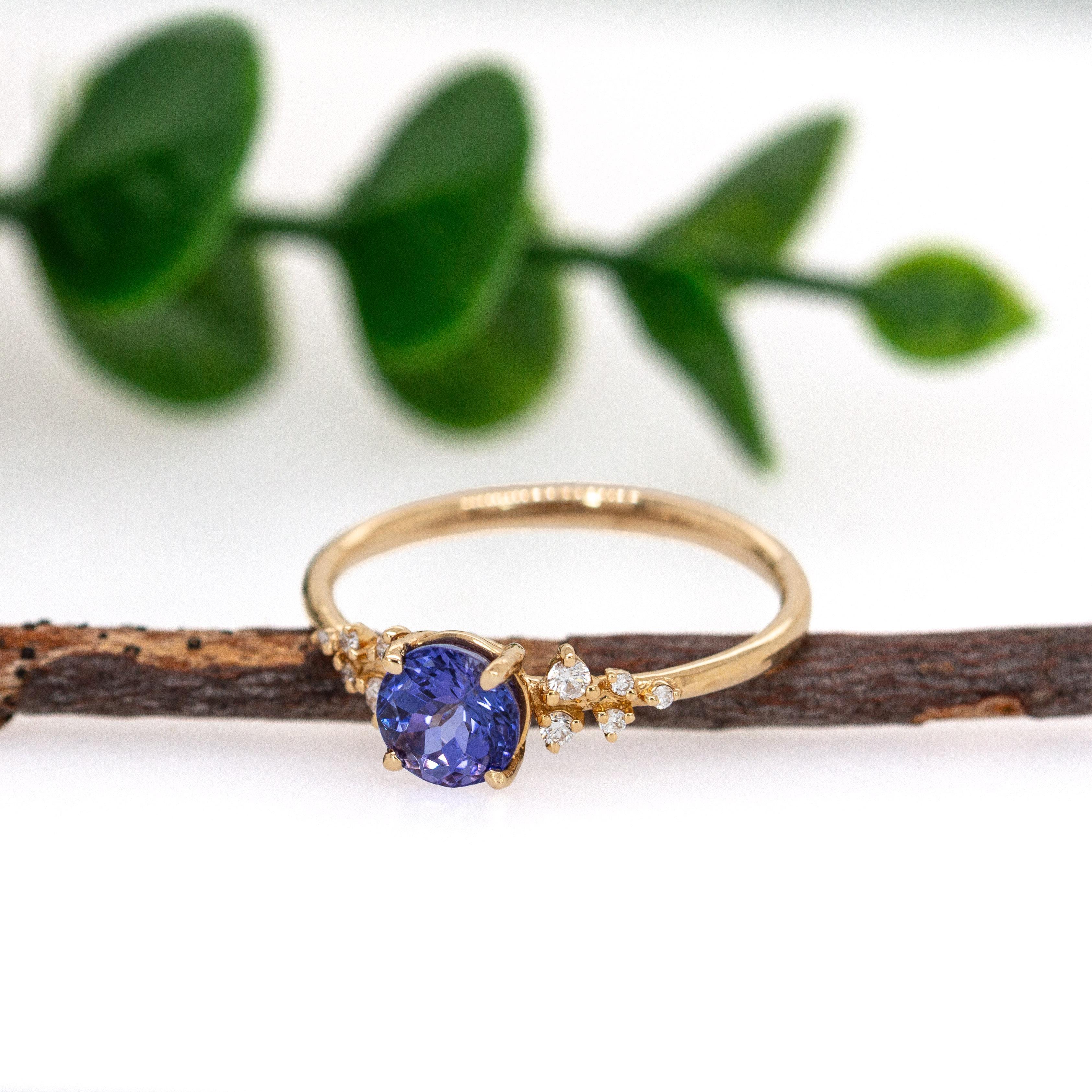 Round Cut Tanzanite Ring with Natural Diamonds in 14K Solid Gold  Round 5.6mm For Sale