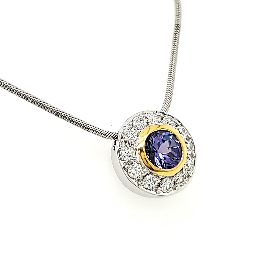 Tanzanite Round Pendant in 18 K gold chain In New Condition In Hong Kong, HK