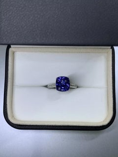 Anello di fidanzamento con tanzanite blu reale e diamanti in oro bianco 18 carati.