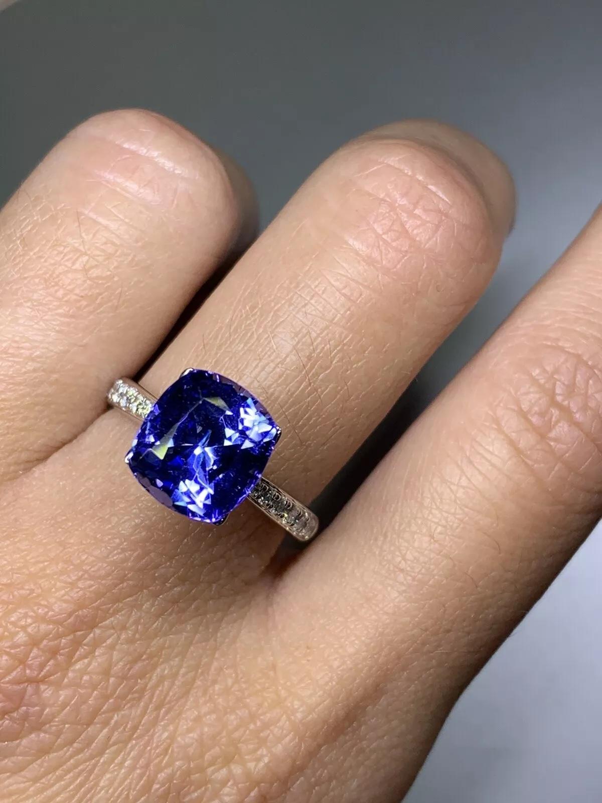 Anillo de compromiso de tanzanita azul real y diamante en oro blanco de 18 quilates. Corte cojín en venta