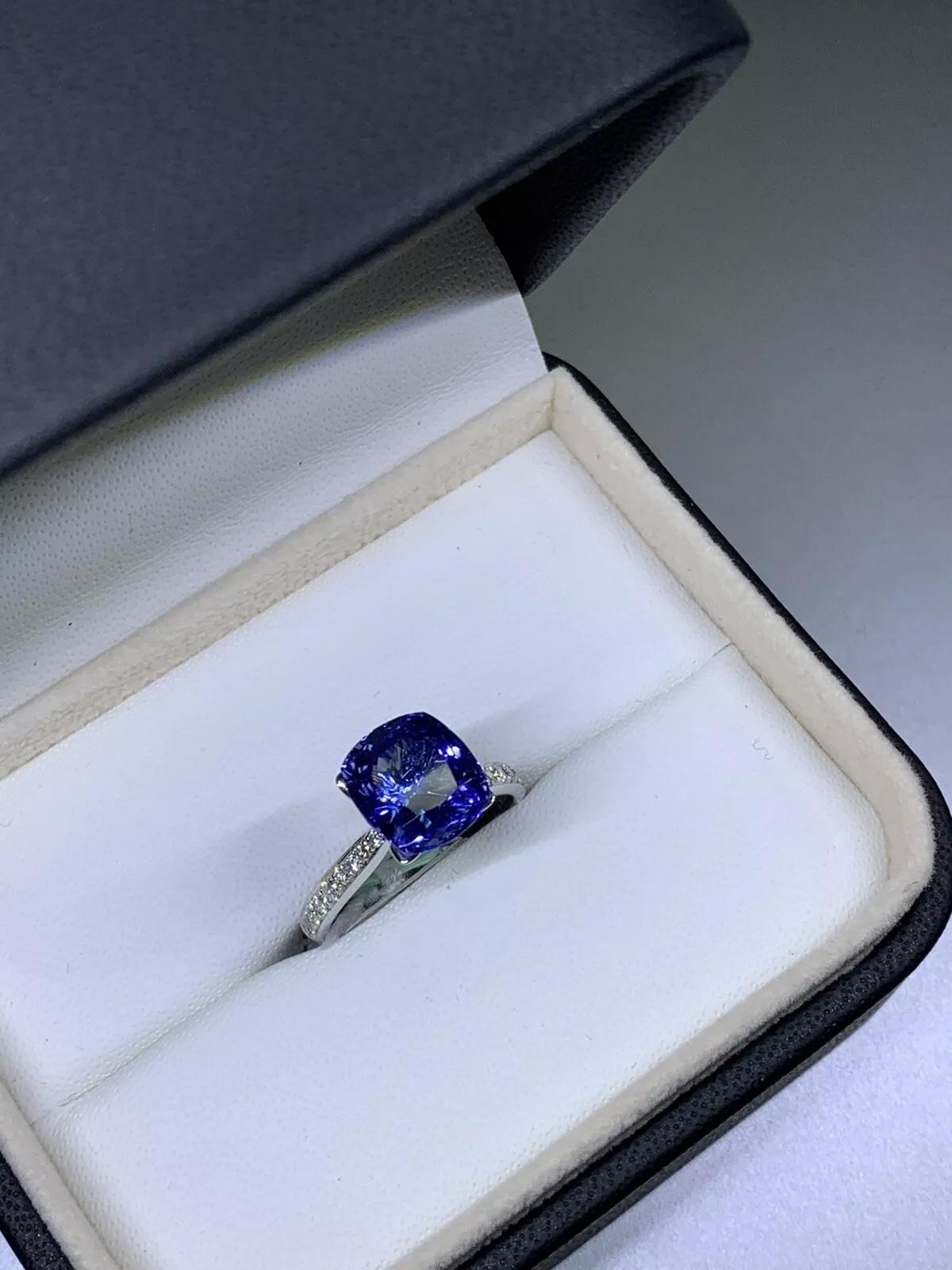 Anillo de compromiso de tanzanita azul real y diamante en oro blanco de 18 quilates. en Nuevo estado para la venta en London, GB