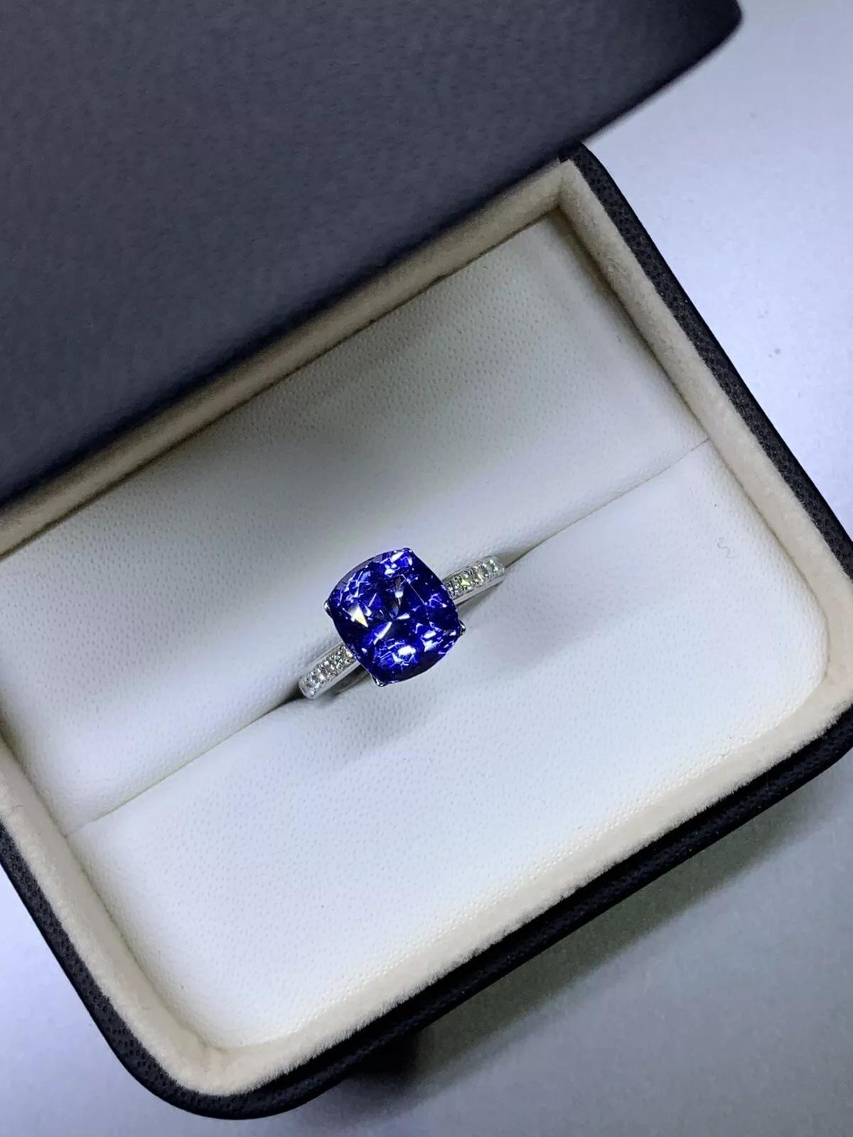 Femenino o masculino Anillo de compromiso de tanzanita azul real y diamante en oro blanco de 18 quilates. en venta