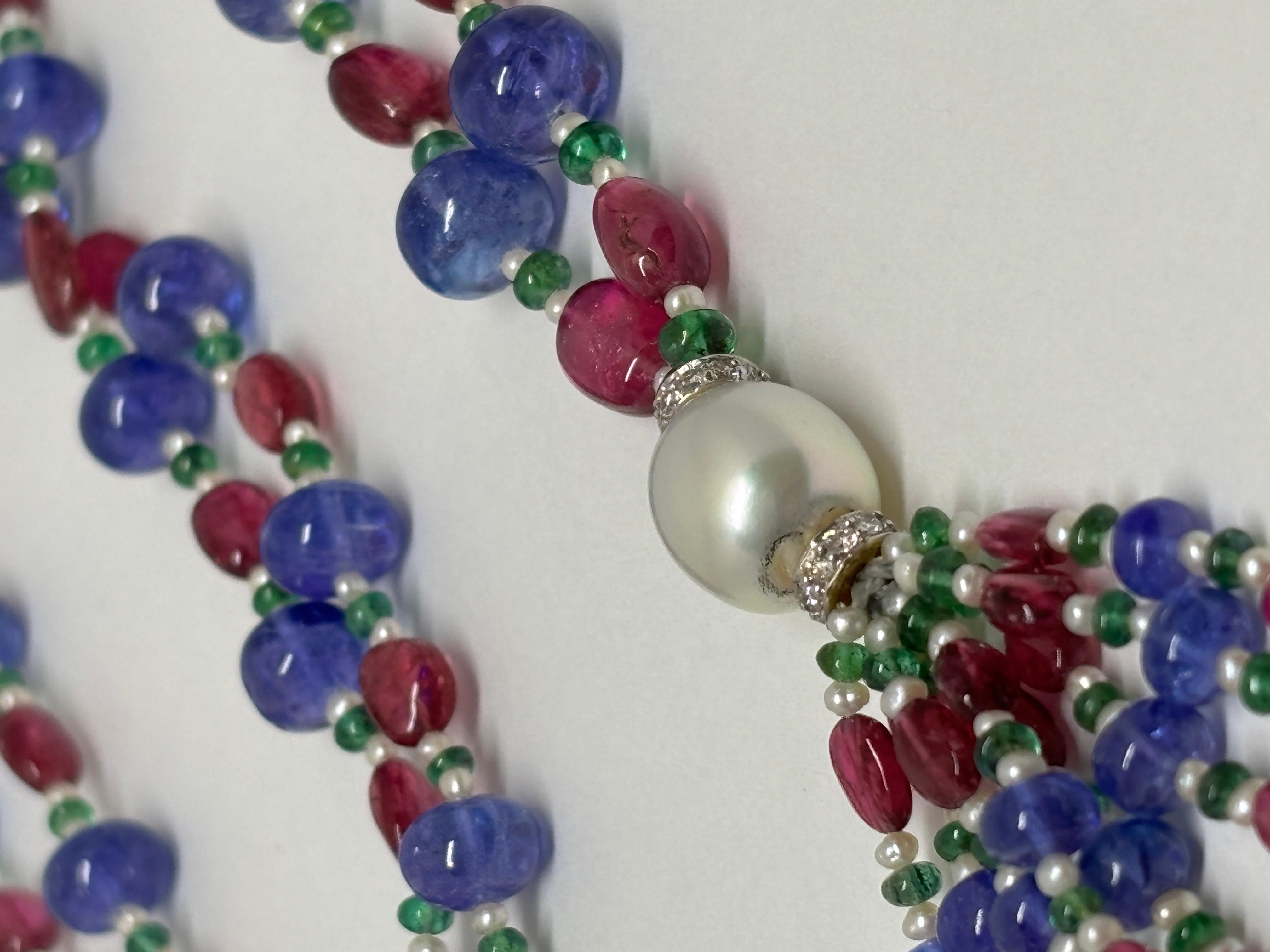 Questa splendida collana di 38 pollici presenta un mix di perle di tanzanite e rubellite, impreziosite da eleganti perle dei mari del sud e d'acqua dolce e da tondi di diamanti. 

Il blu intenso della tanzanite (proveniente dalla Tanzania)