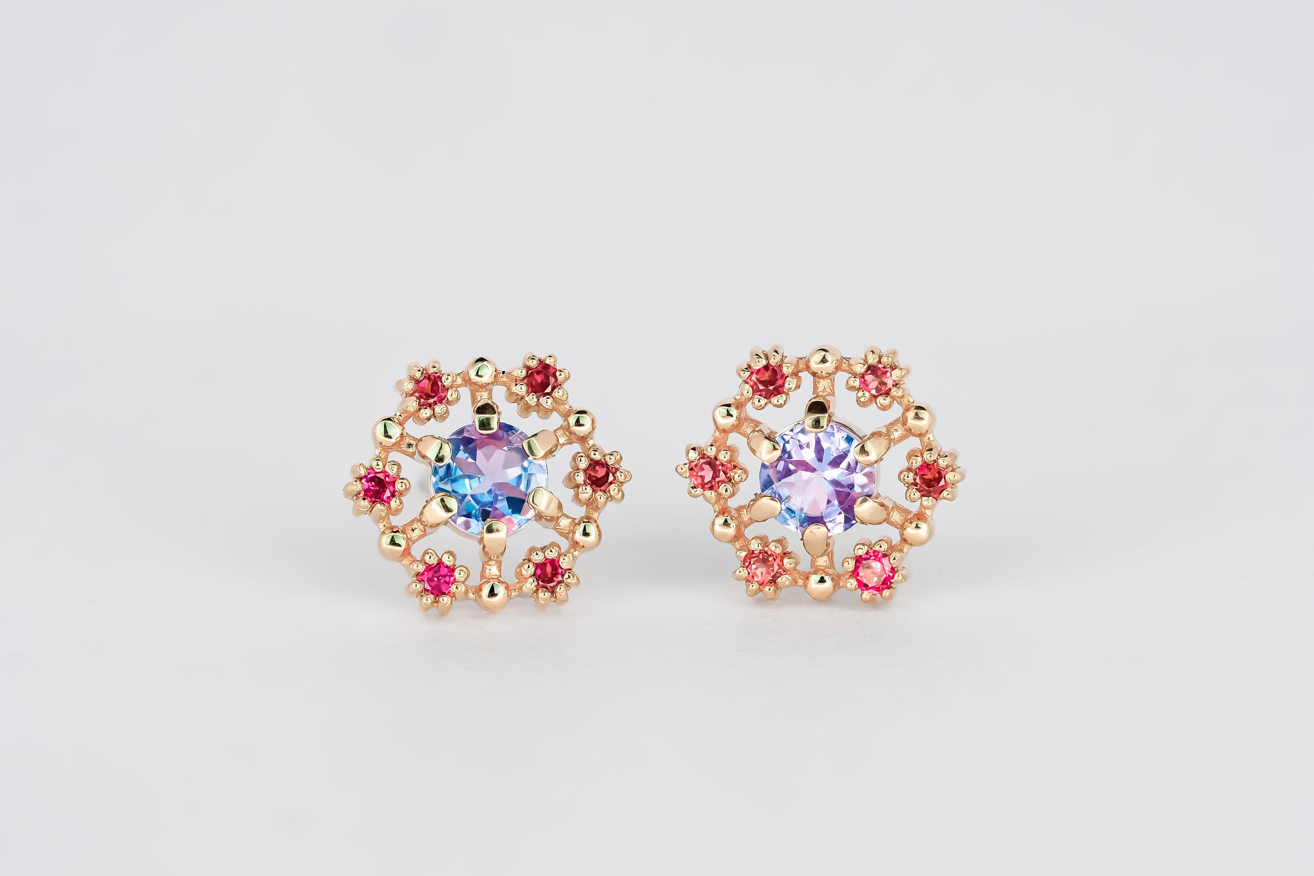 Boucles d'oreilles en Tanzanite, rubis, diamants 14k. Boucles d'oreilles avec pierre de naissance de décembre. 

Métal : or 14 carats
Poids : 2,2 g.
Taille : 9,7 x 9,7 mm.
Pierres centrales : tanzanites : poids - 0,40 ct x 2 = 0,80 ct au total